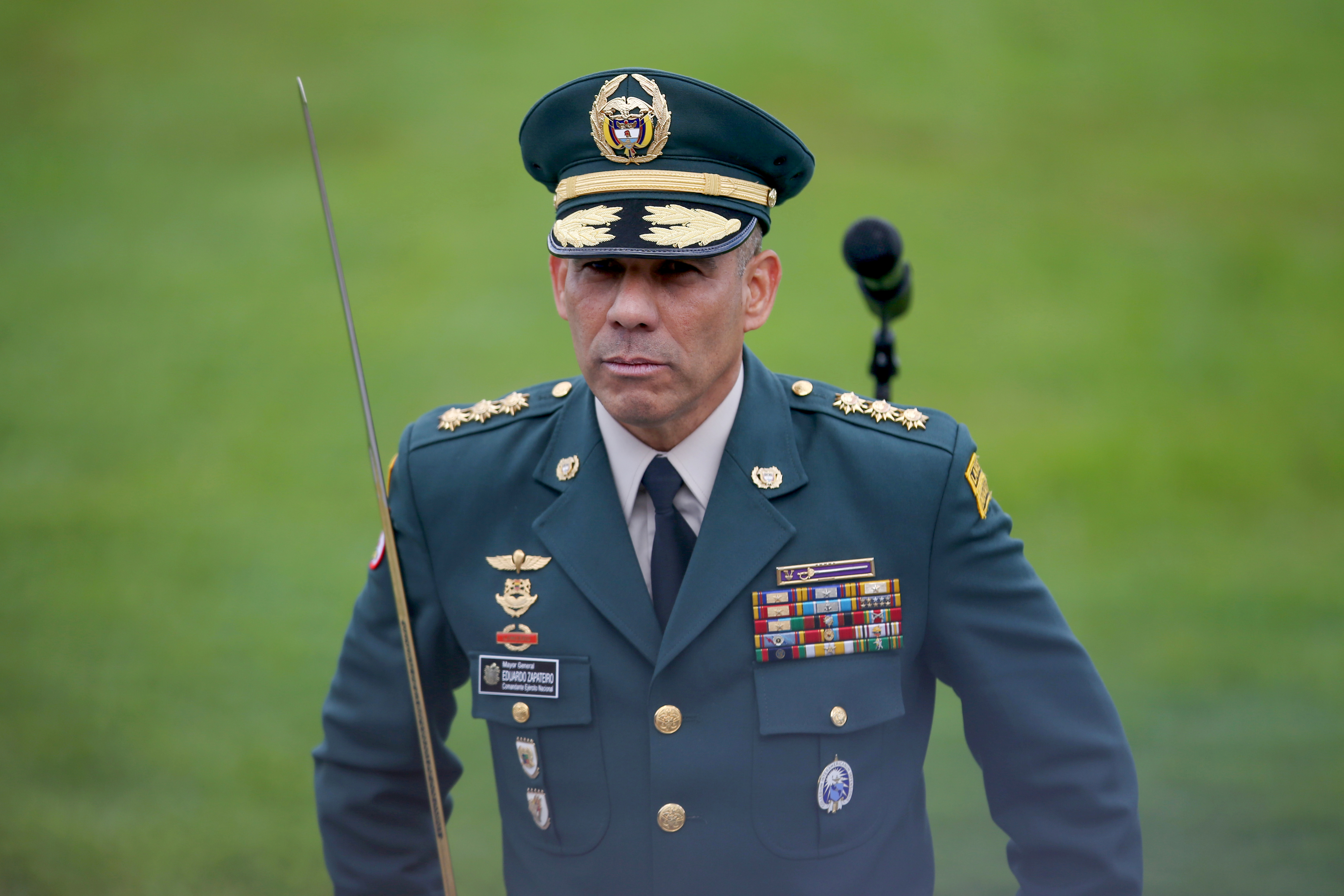 Eduardo Zapateiro Altamiranda asumió como nuevo comandante de las Fuerzas Militares colombianas tras la salida del cuestionado general Nicacio Martínez, quien estuvo vinculado a casos de falsos positivos y violacilación a los Derechos Humanos.