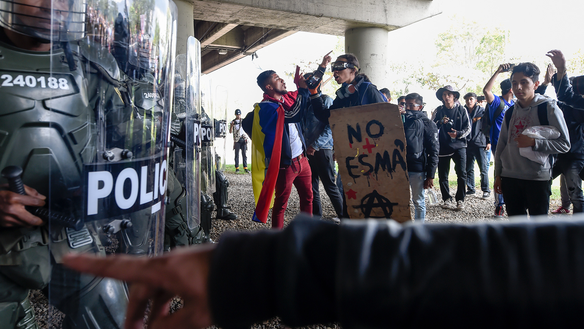EDITORS NOTE: Graphic content / Demonstrators confront riot police in Bogota, on November 21, 2019, during a nationwide strike called by students, unions and indigenous groups to protest against the government of Colombia's President Ivan Duque. (Photo by JUAN BARRETO / AFP)
