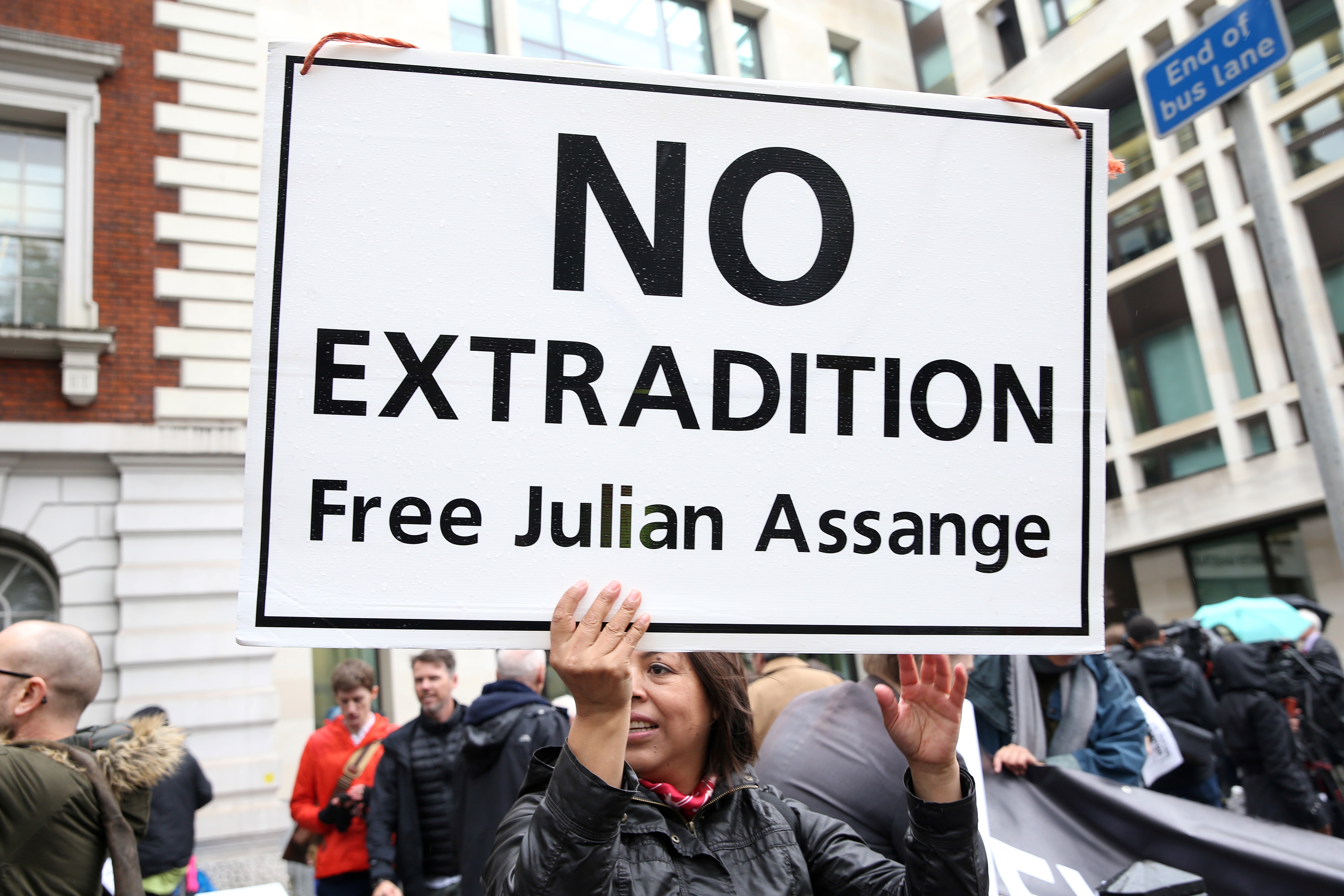 Manifestantes protestan ante el Tribunal de Magistrados de Westminster en Londres el 21 de octubre de 2019. (AFP)