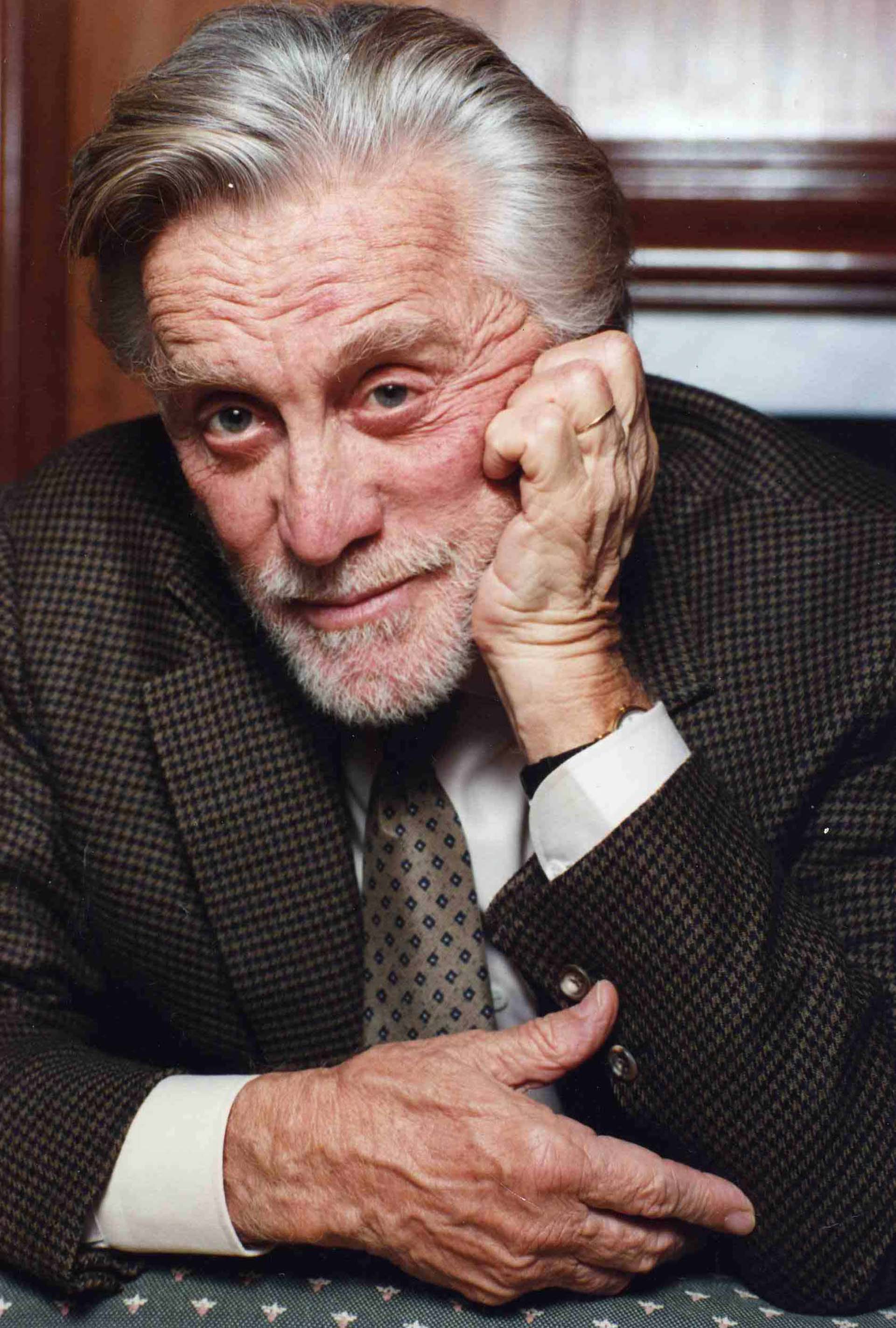 Kirk Douglas encarnó en la pantalla en muchas ocasiones papeles de hombre duro, de seductor, pero en su vida privada fue un hombre cariñoso y amado por su familia