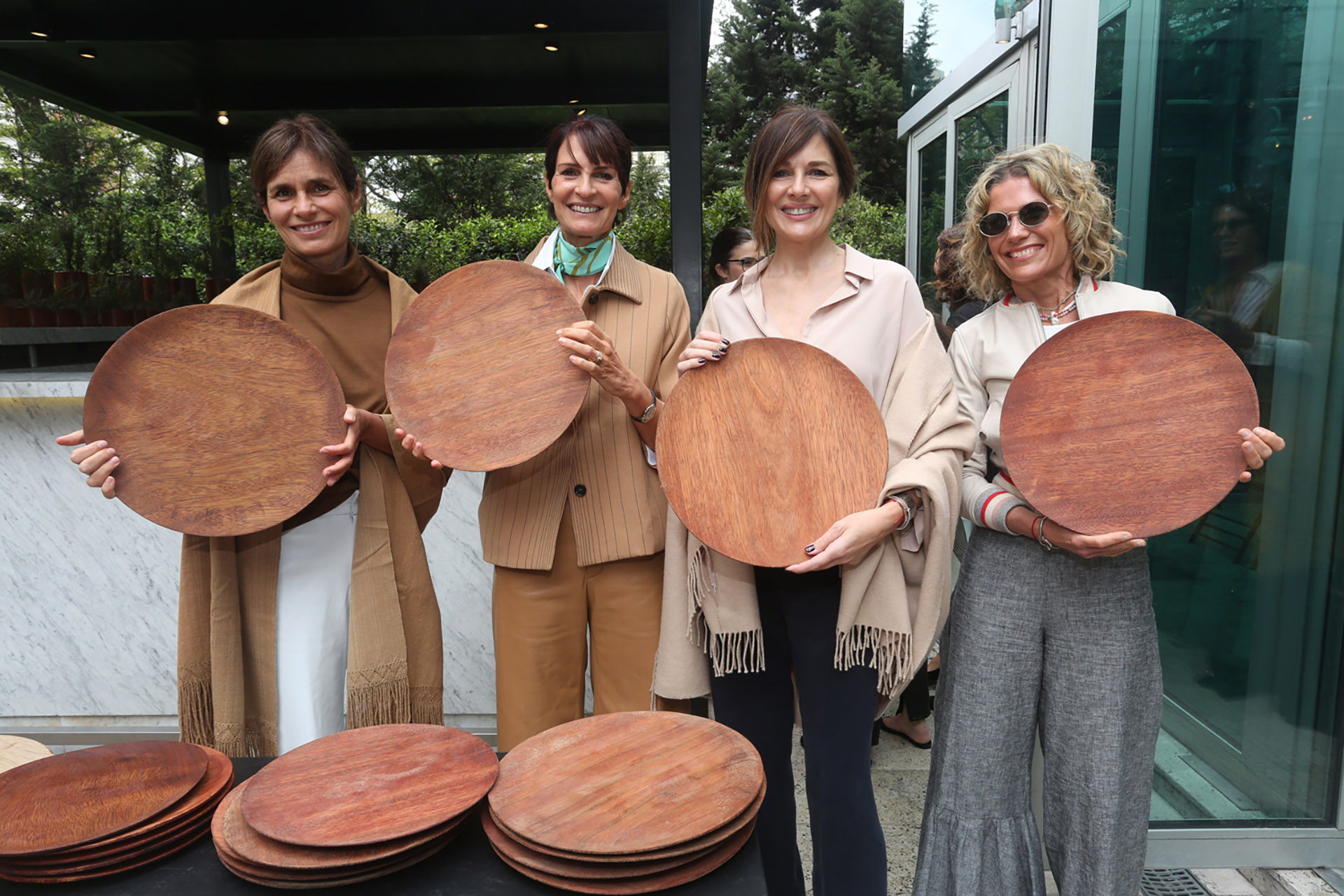 Paula Cahen D'Anvers, María Giménez, Andrea Frigerio y Maru Botana. MG Platos propone reinterpretar el clásico plato de madera de asado, para convertirlo en una verdadera pieza de decoración, funcional y cómoda a la vez. Trabajando artesanalmente un material tan noble como la madera, cada pieza es única, minimalista e irrepetible