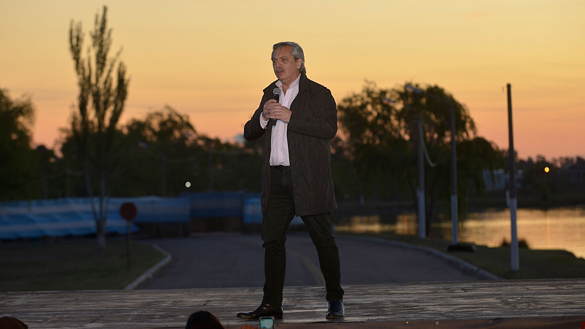 Alberto Fernández en la Laguna Don Tomás, en Santa Rosa (Gustavo Gavotti)