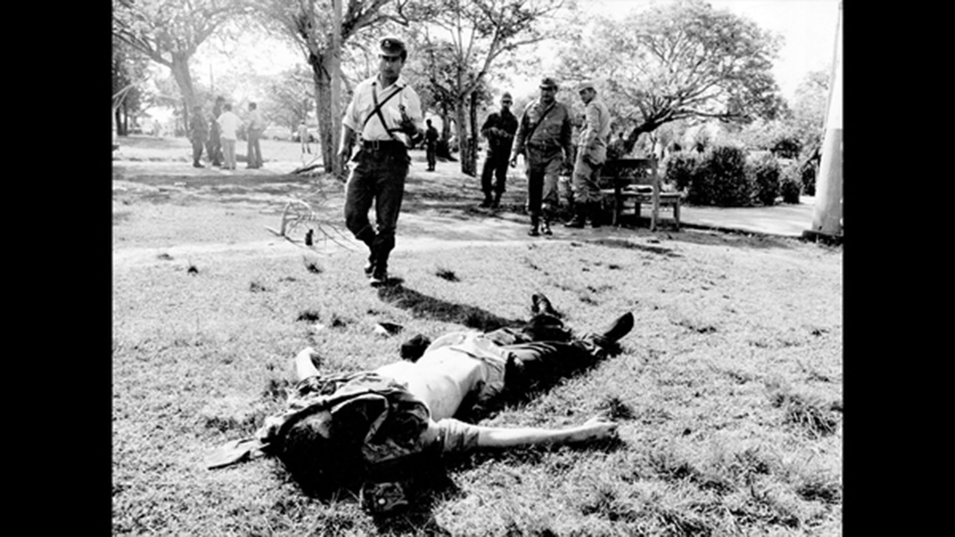 Un hombre yace muerto en el suelo tras el ataque de Montoneros al Regimiento de Infantería de Monte 29, en 1975