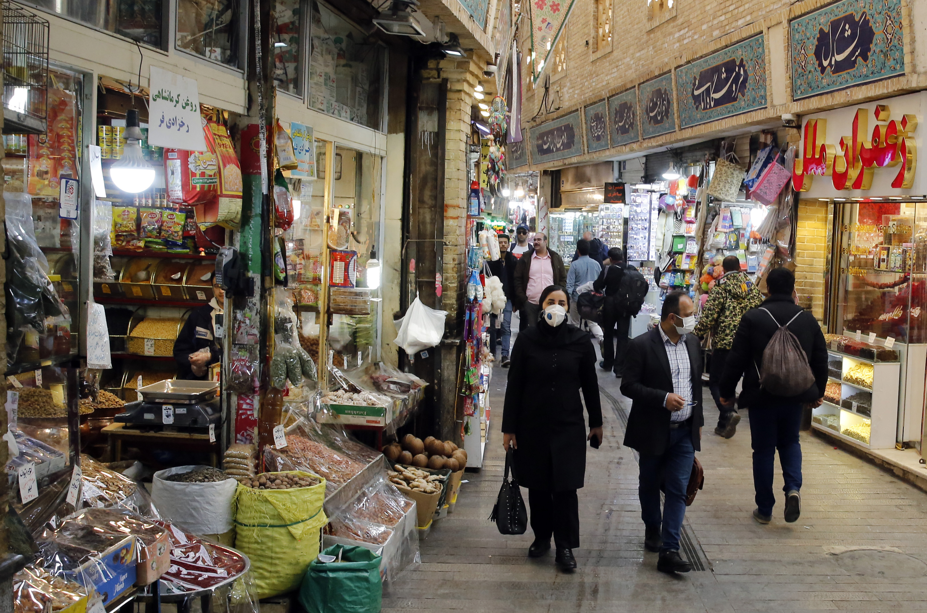 La clientela permanece activa en los bazares de Irán (AFP)