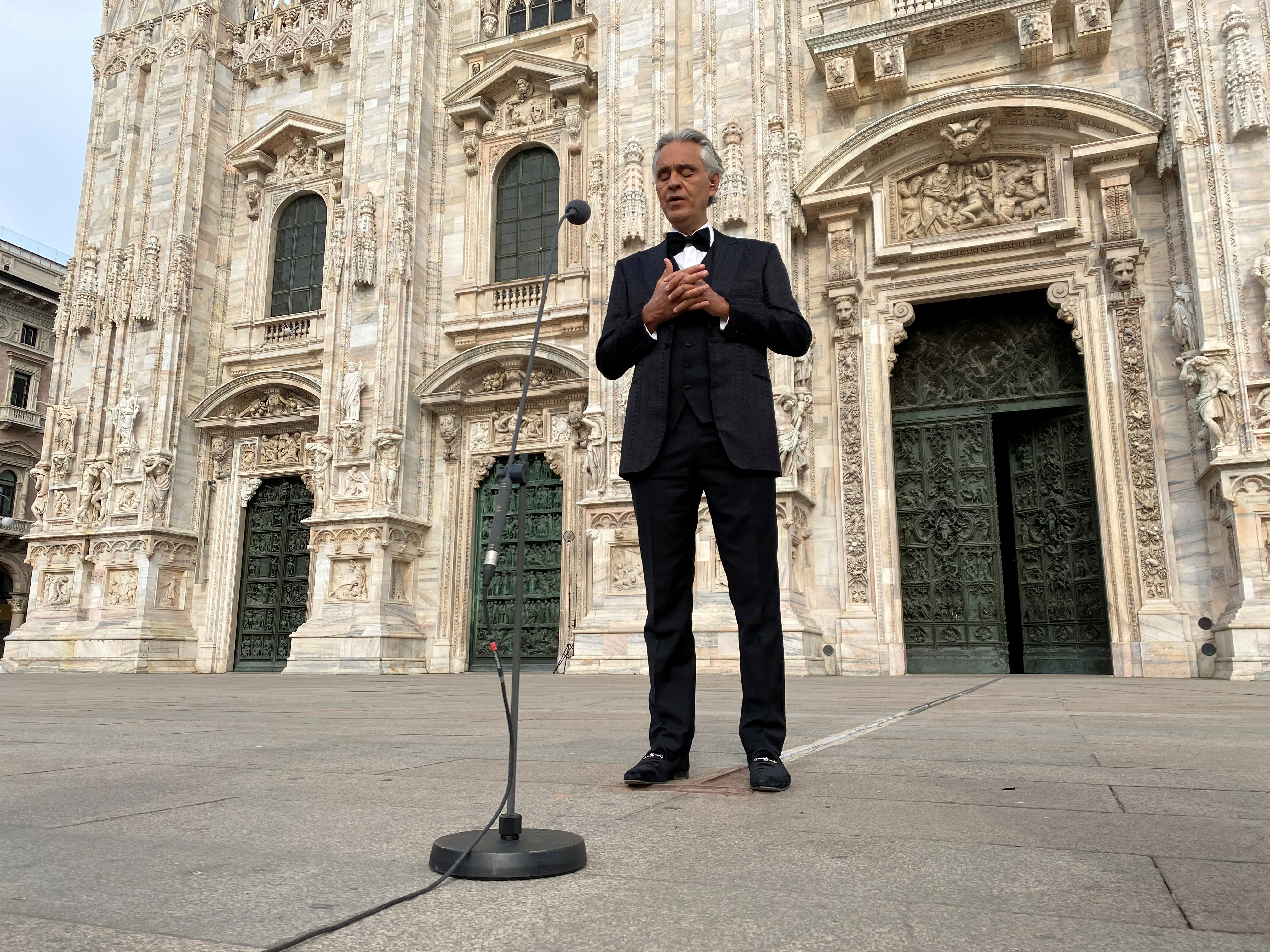 El reconocido cantante interpretó sus grandes clásicos por las víctimas del COVID-19 en Italia y en el mundo