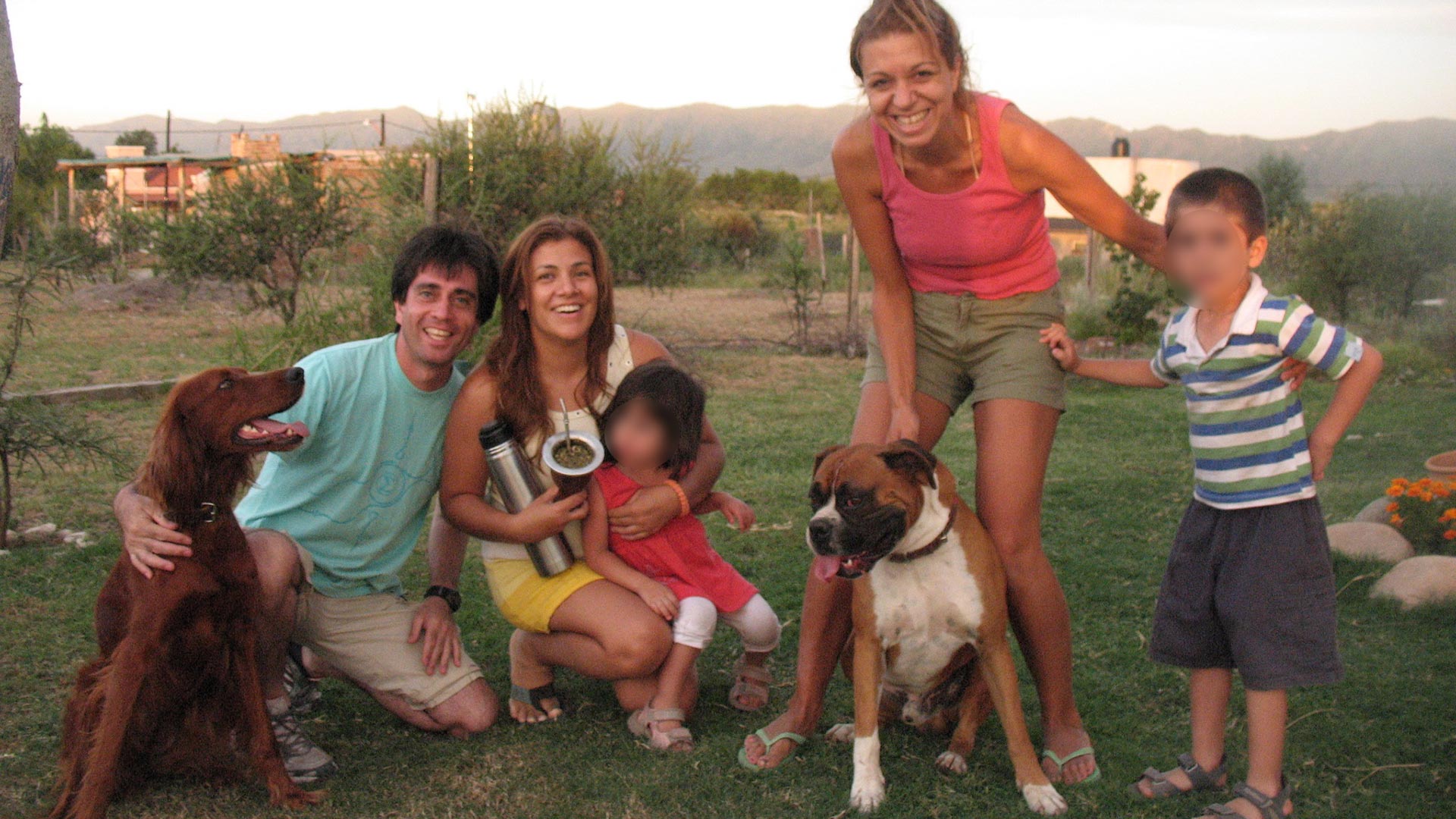 Estuvo diez días con síntomas febriles. Cuando le hicieron el hisopado para saber si tenía coronavirus, le dio negativo. “Era una madre ejemplar, una esposa ejemplar… Daba clases en escuela rural de Oláen, también en Bouwer, hizo una revista para la gente de Bower. No fumaba no tomaba”, dijo su hermano Hernán