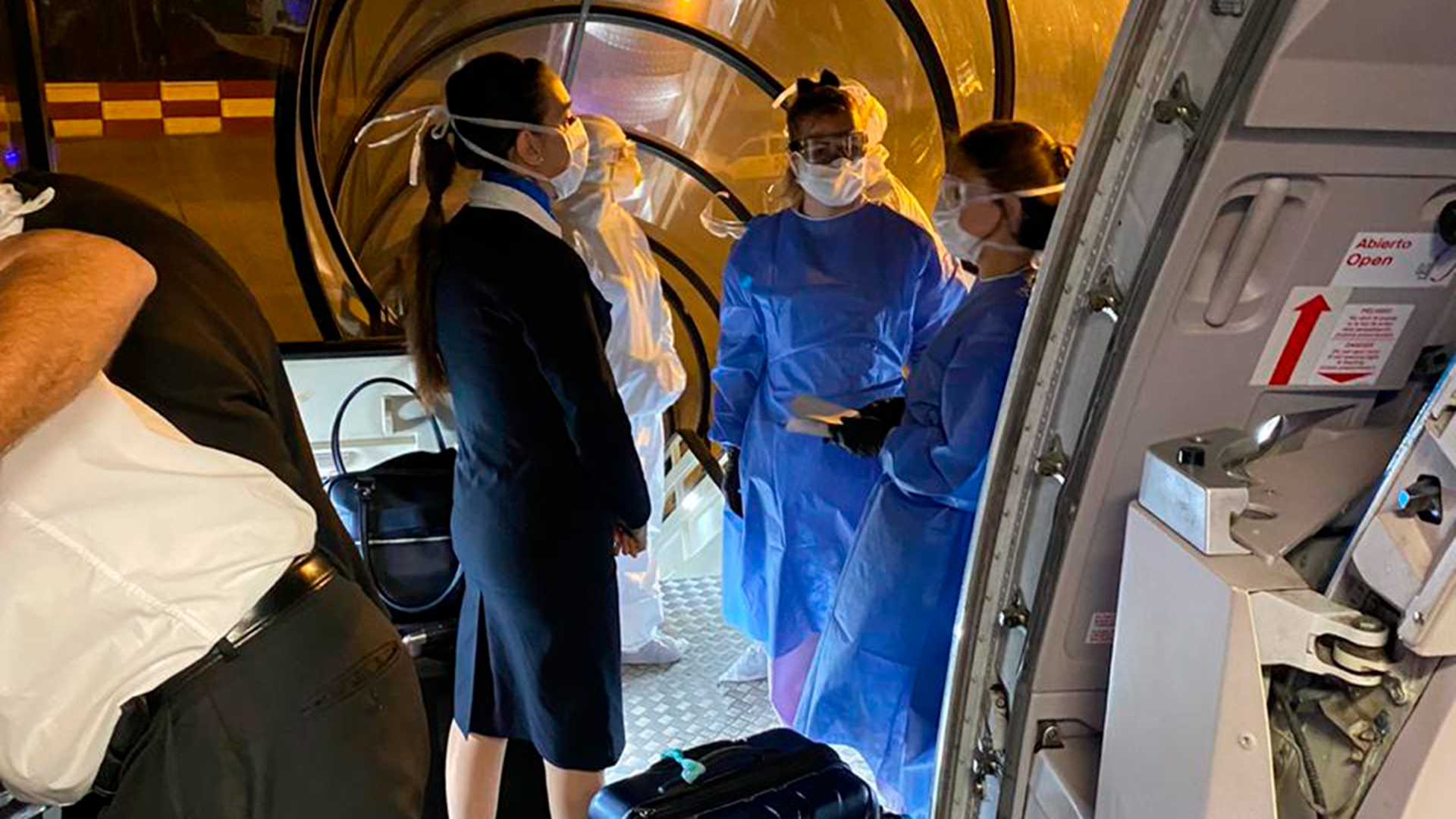 Personal de sanidad ingresó al avión procedente de Miami para controlar a los pasajeros ya que tres de ellos declararon tener algunas líneas de fiebre