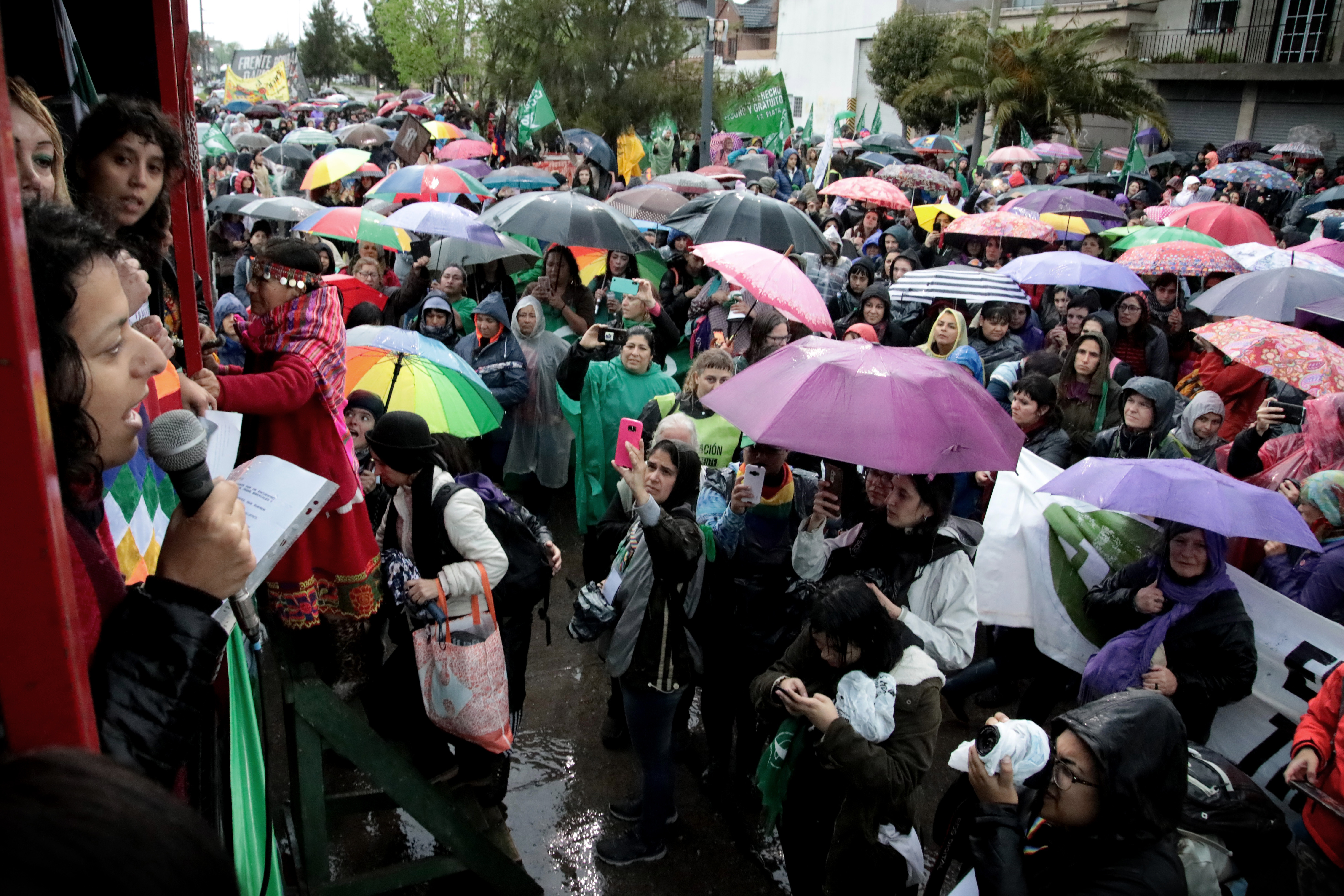 De 9 a 17 de mañana, domingo, en forma simultánea, tendrán lugar la Peatonal Feminista y la Feria Pluridiscidente, entre las plazas comprendidas por avenida 7 entre 53 y 66