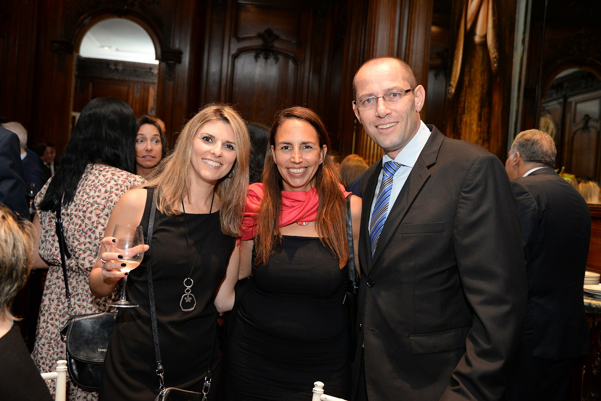 Yael Nahir, cónsul de Israel, junto a Einat y Ronen Krausz, ministro consejero de la embajada de Israel