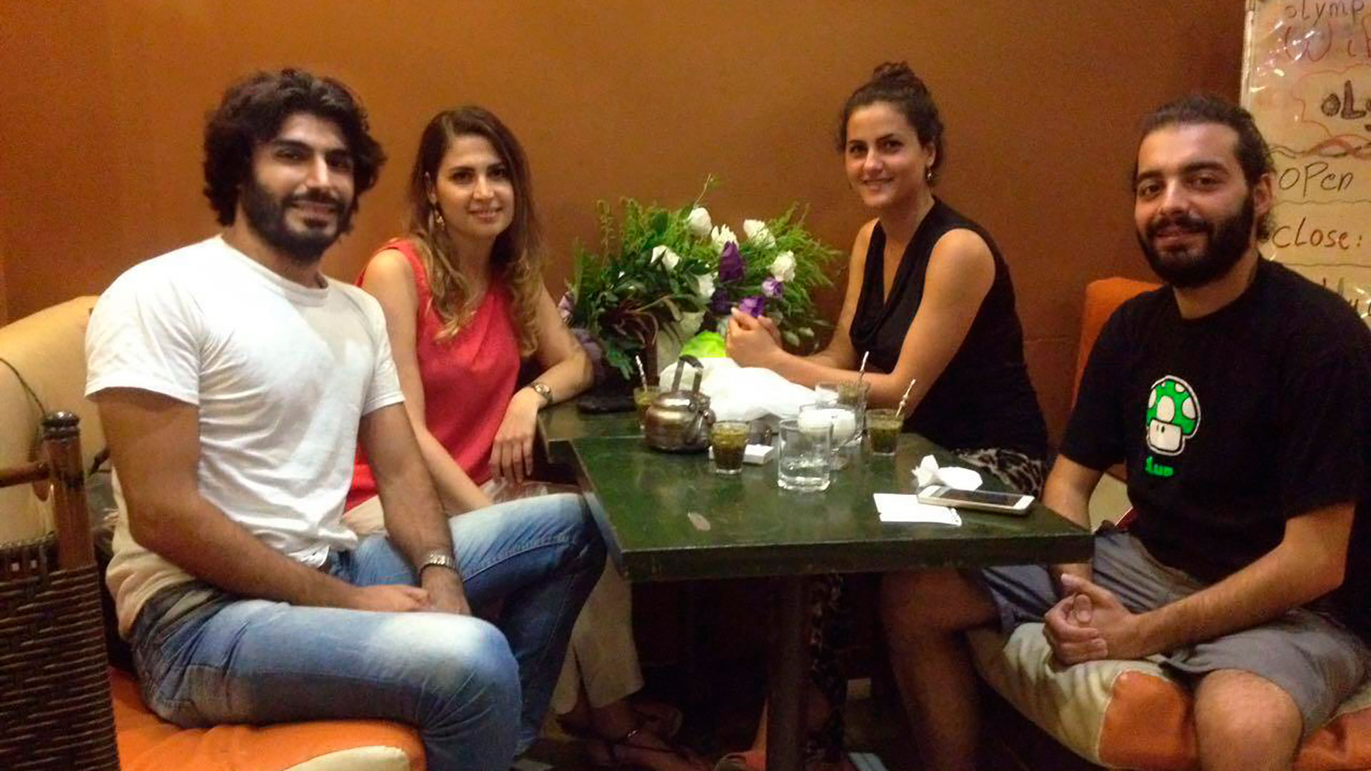 Siria es el principal exportador de yerba mate argentina. Aquí, una muestra. Okba con tres amigos (ninguno vive en su país) tomando mate. "La diferencia es que el mate no se comparte. Cada uno tiene el suyo. Y suele ser amargo, solo agua y yerba", reveló