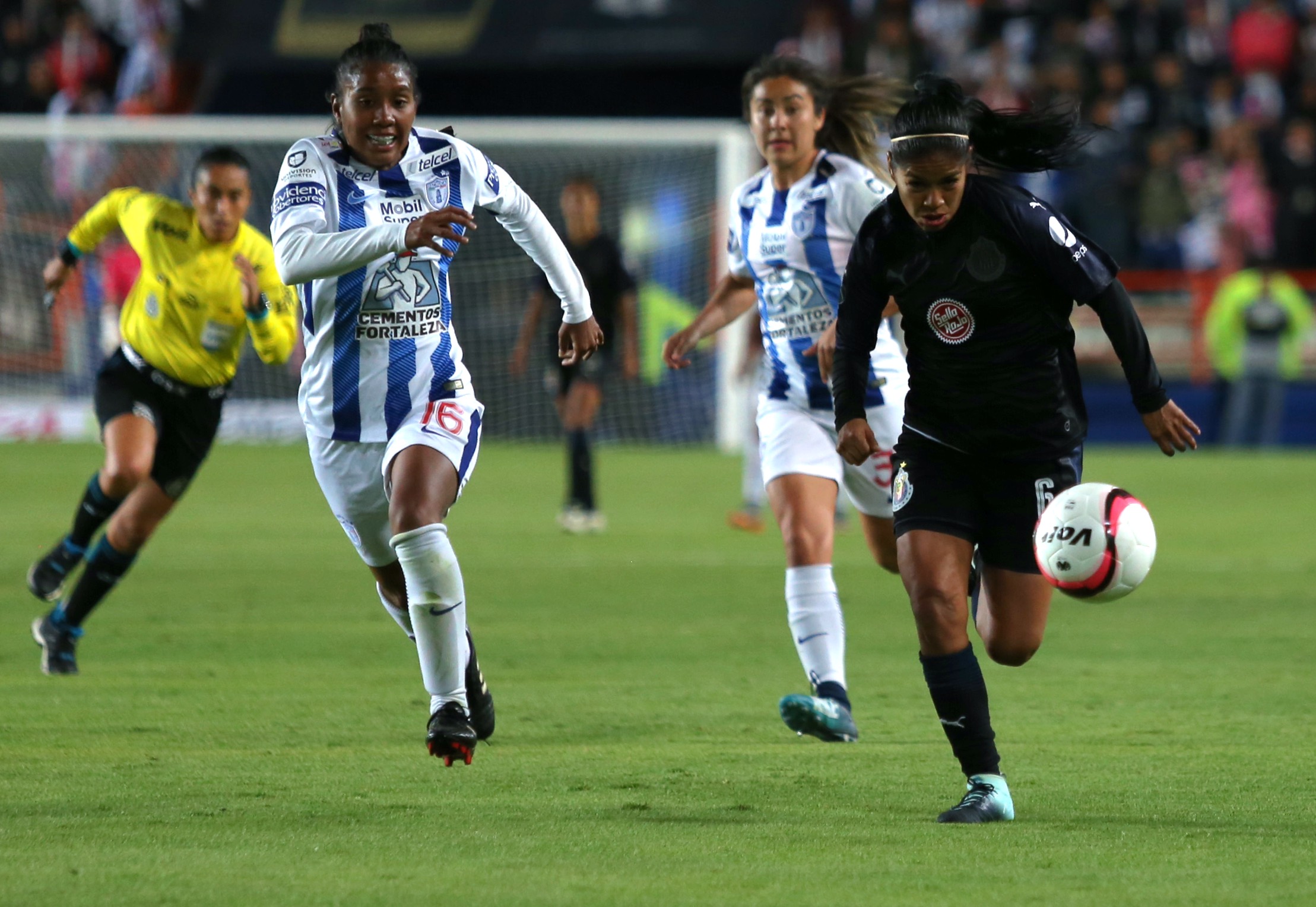 Pachuca, Hidalgo, 20 de noviembre 2016, Las Tuzas del Pachuca ganaron dos goles por cero a las Chivas del Guadalajara en el partido de ida de la final de la liga femenil 2017 (Foto: Cuartoscuro)