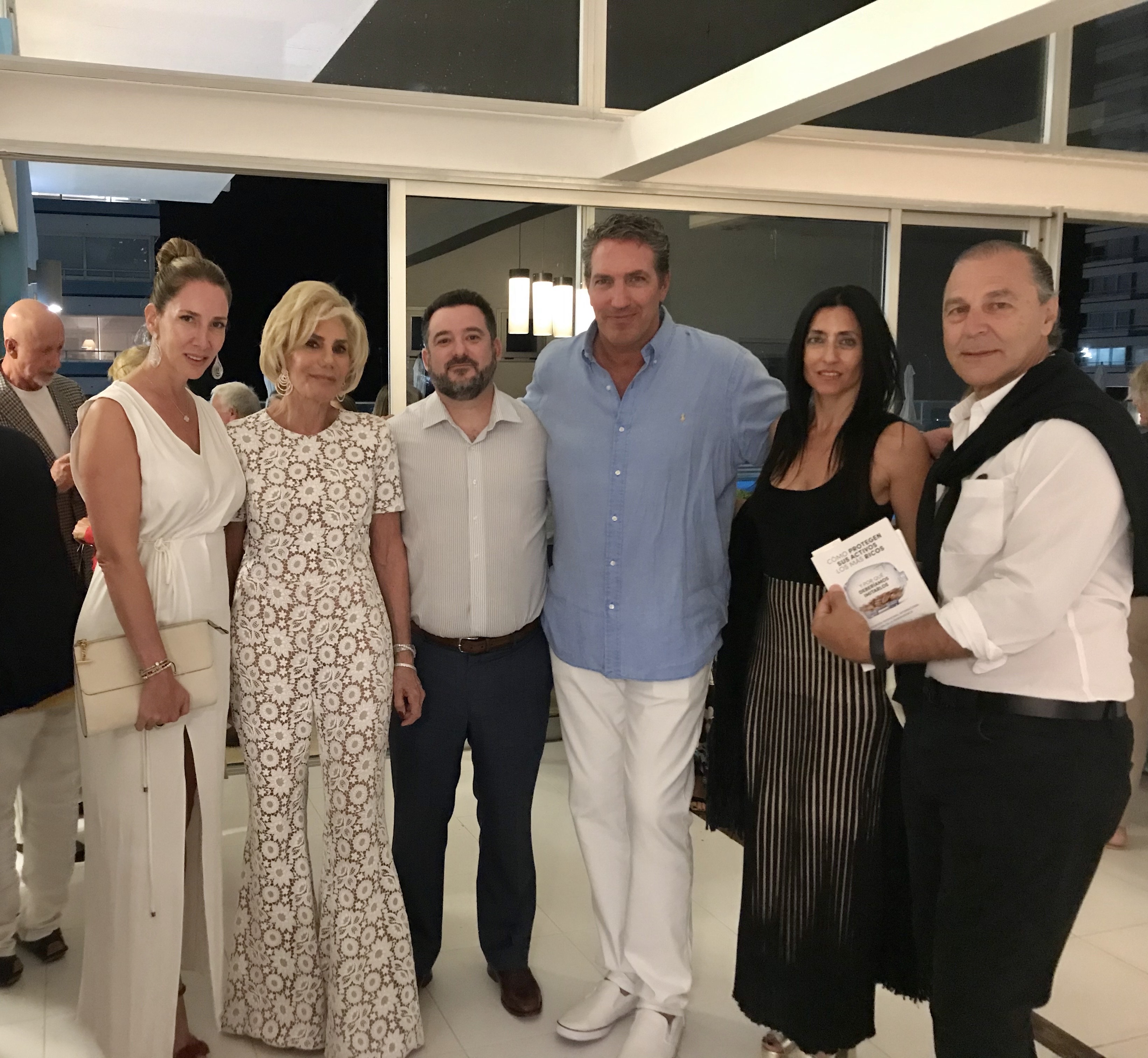 Belén Mengen, Ada de Maurier, Martín Litwak, Andrés Szabo, Paula Barbini y Guillermo Maluendez durante la presentación del libro, en Punta del Este