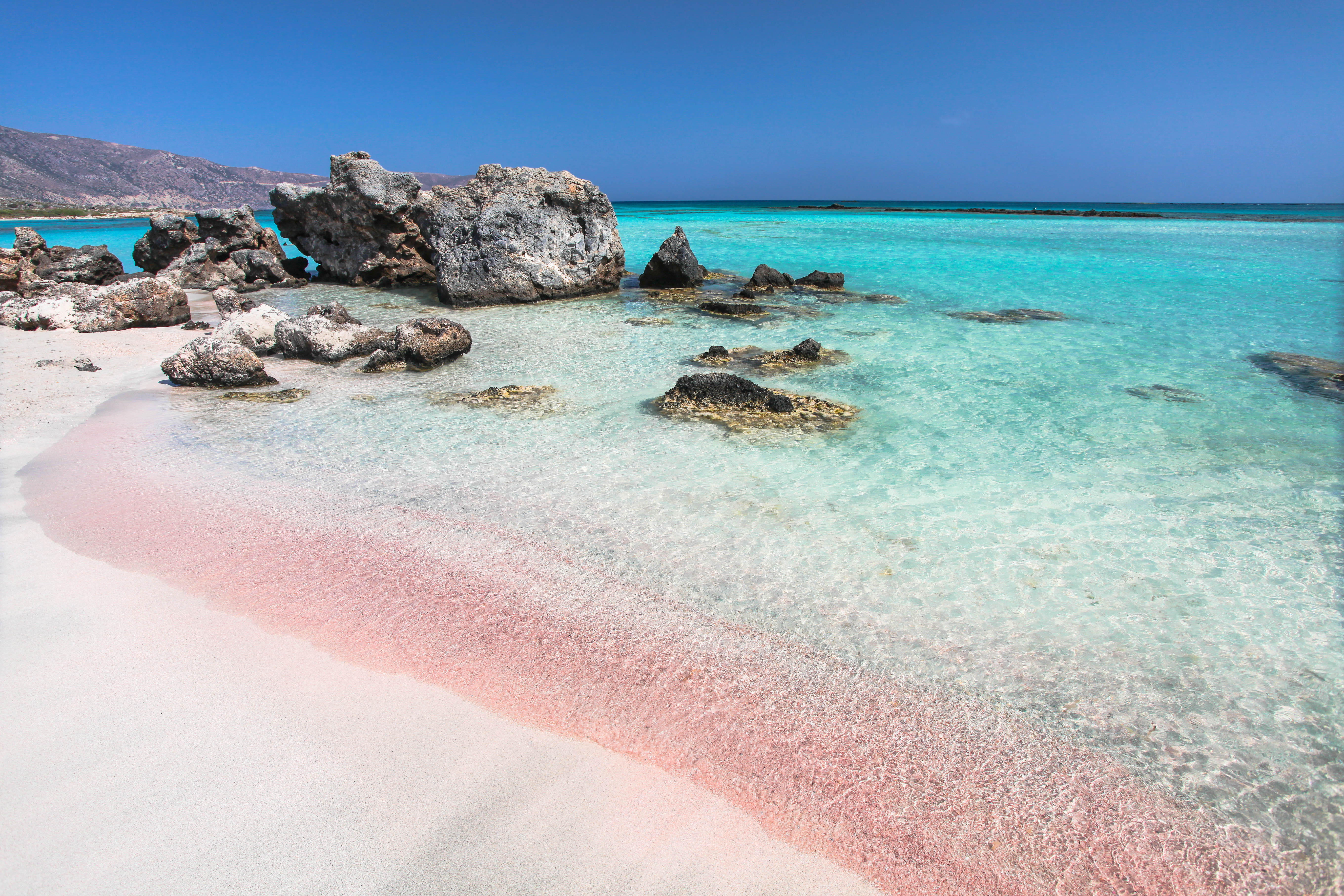 La playa de Elafonisi es, sin duda, una de las playas más hermosas que Europa tiene para ofrecer. El remoto Elafonisi se encuentra escondido en el punto más al sudoeste de Creta. Su fina arena de color rosa coral, su agua color turquesa perfecta y sus dunas onduladas salpicadas de lirios de arena y enebros se asemejan más a un paraíso caribeño que a una isla griega