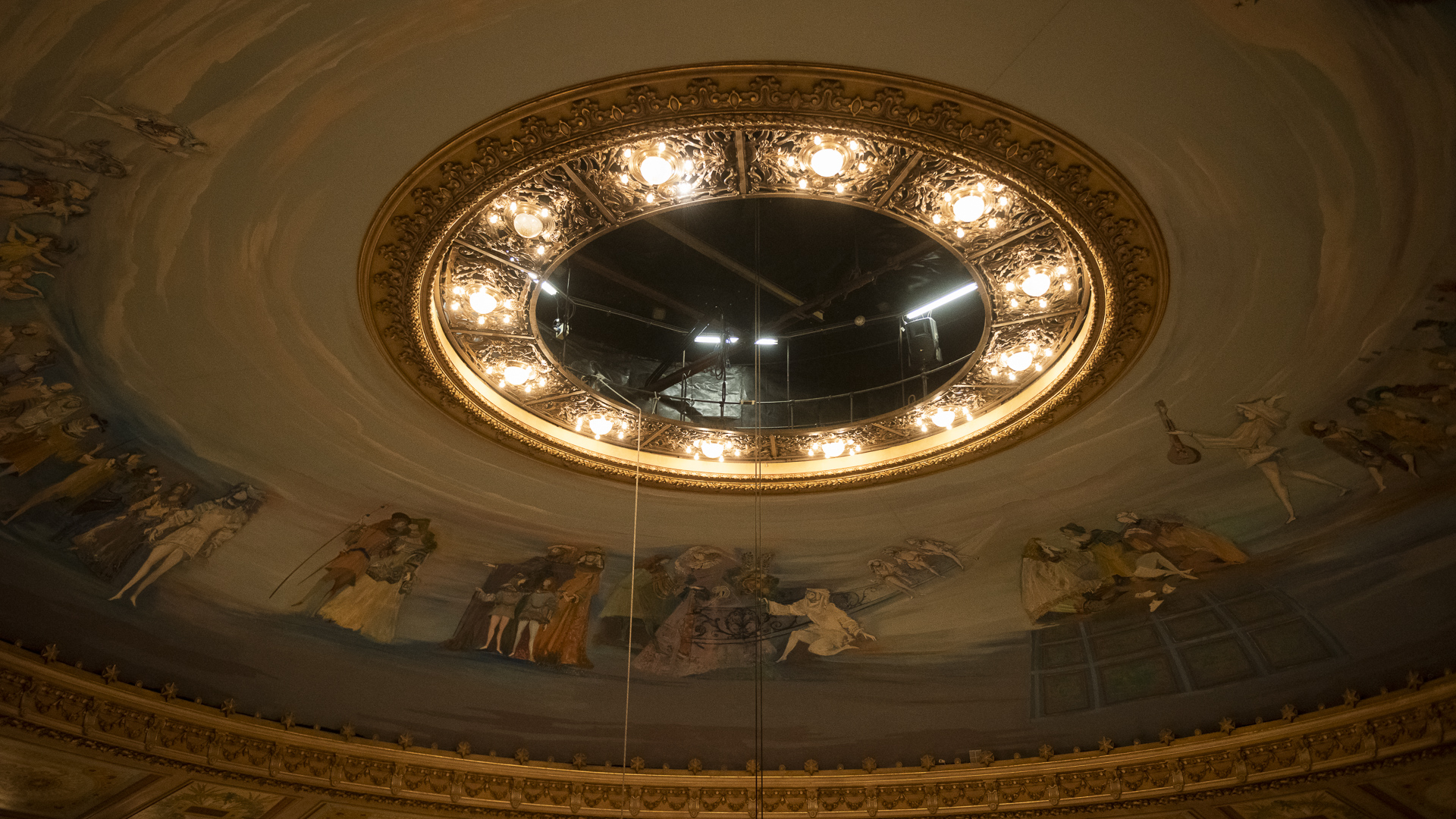 La arquitectura del Teatro Colón corresponde a la tendencia eclética de fines del siglo XIX y principios del siglo XX. Fue el primer teatro de la ciudad de Buenos Aires, y desde 1989 es considerado Monumento Histórico Nacional. Fue inaugurado el 25 de mayo de 1908. En la imagen, el hueco que dejó por unas horas en el cielo del Colón la espléndida araña