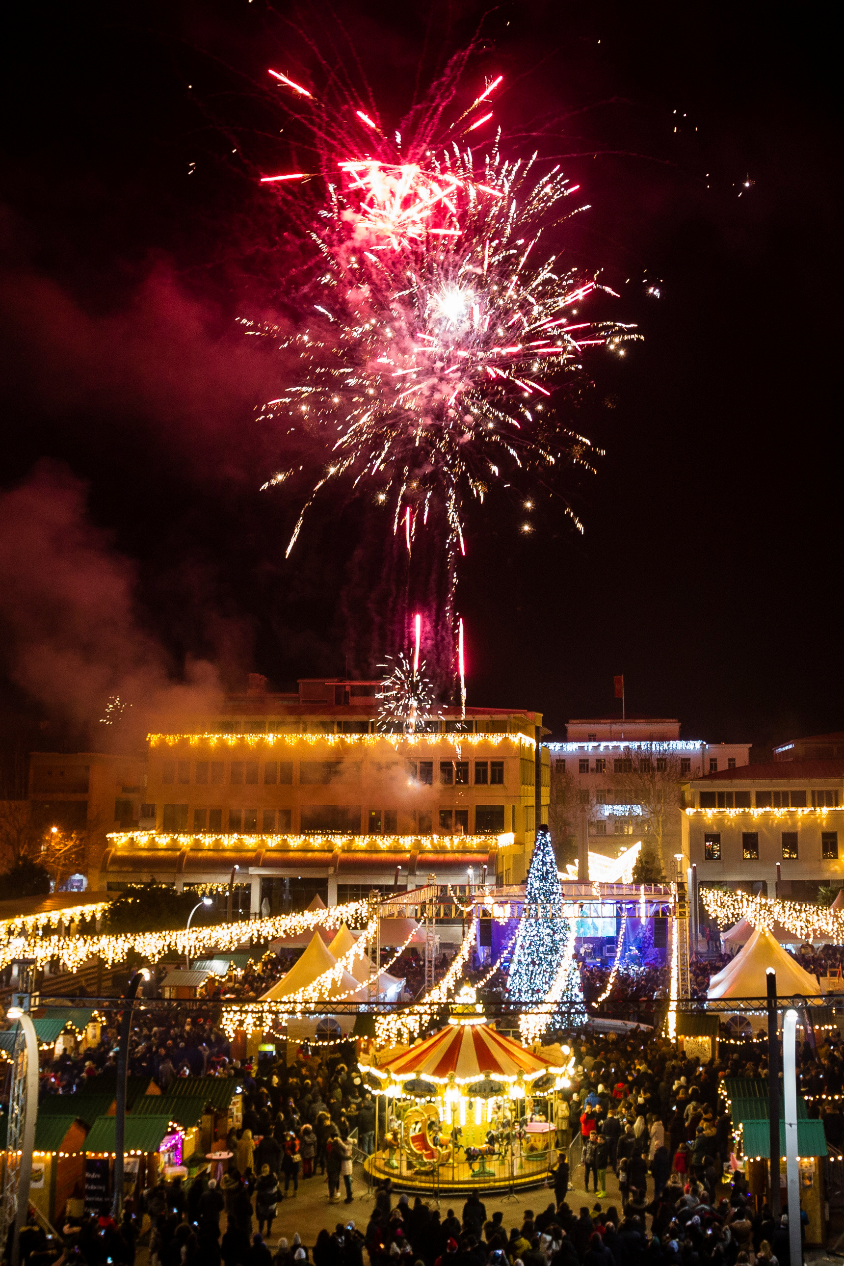 Fuegos artificiales explotaron sobre la plaza principal de Podgorica durante las celebraciones de Año Nuevo en Montenegro (REUTERS/Stevo Vasiljevic)
