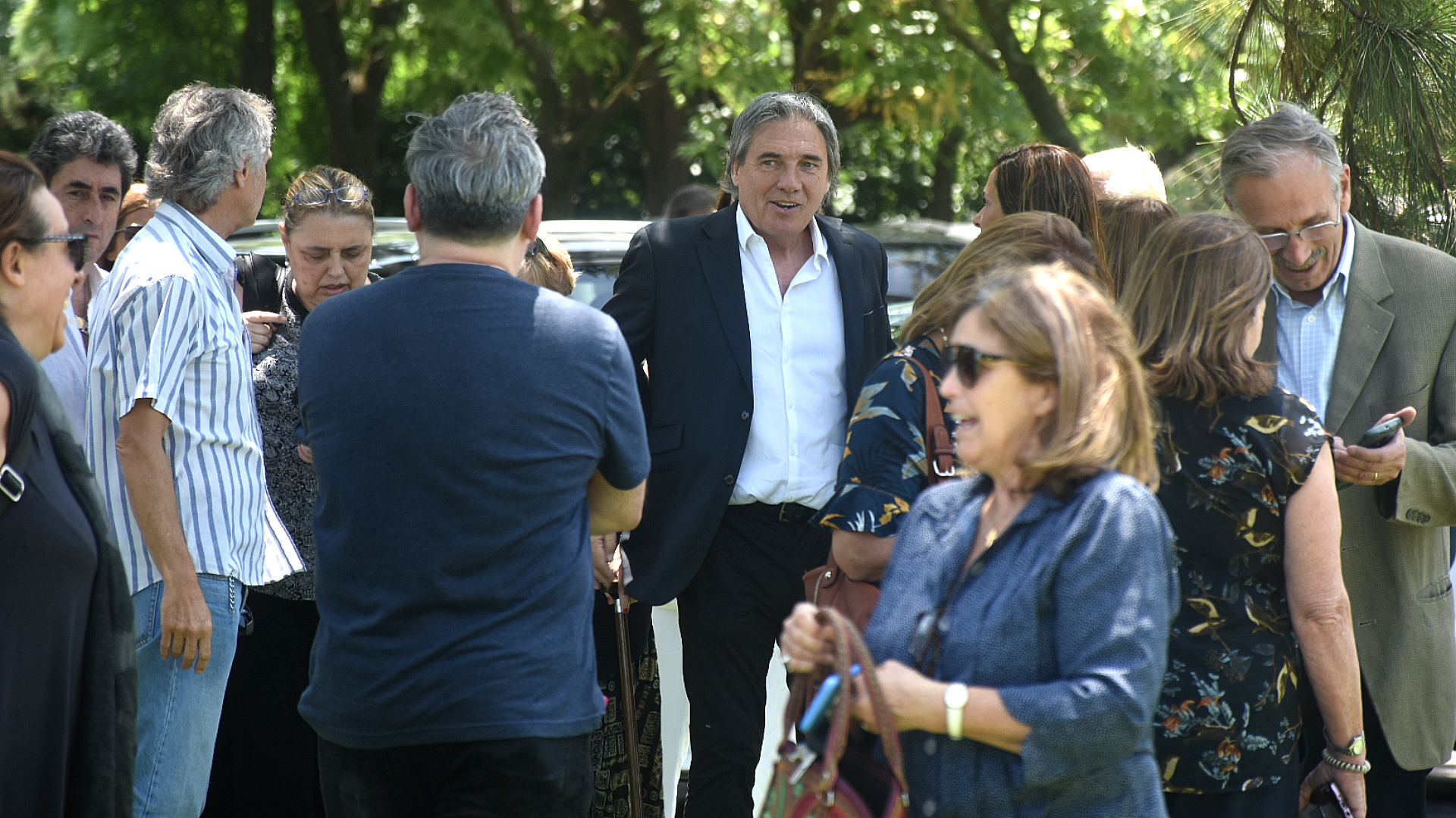 El músico Facundo Saravia con amigos de la familia