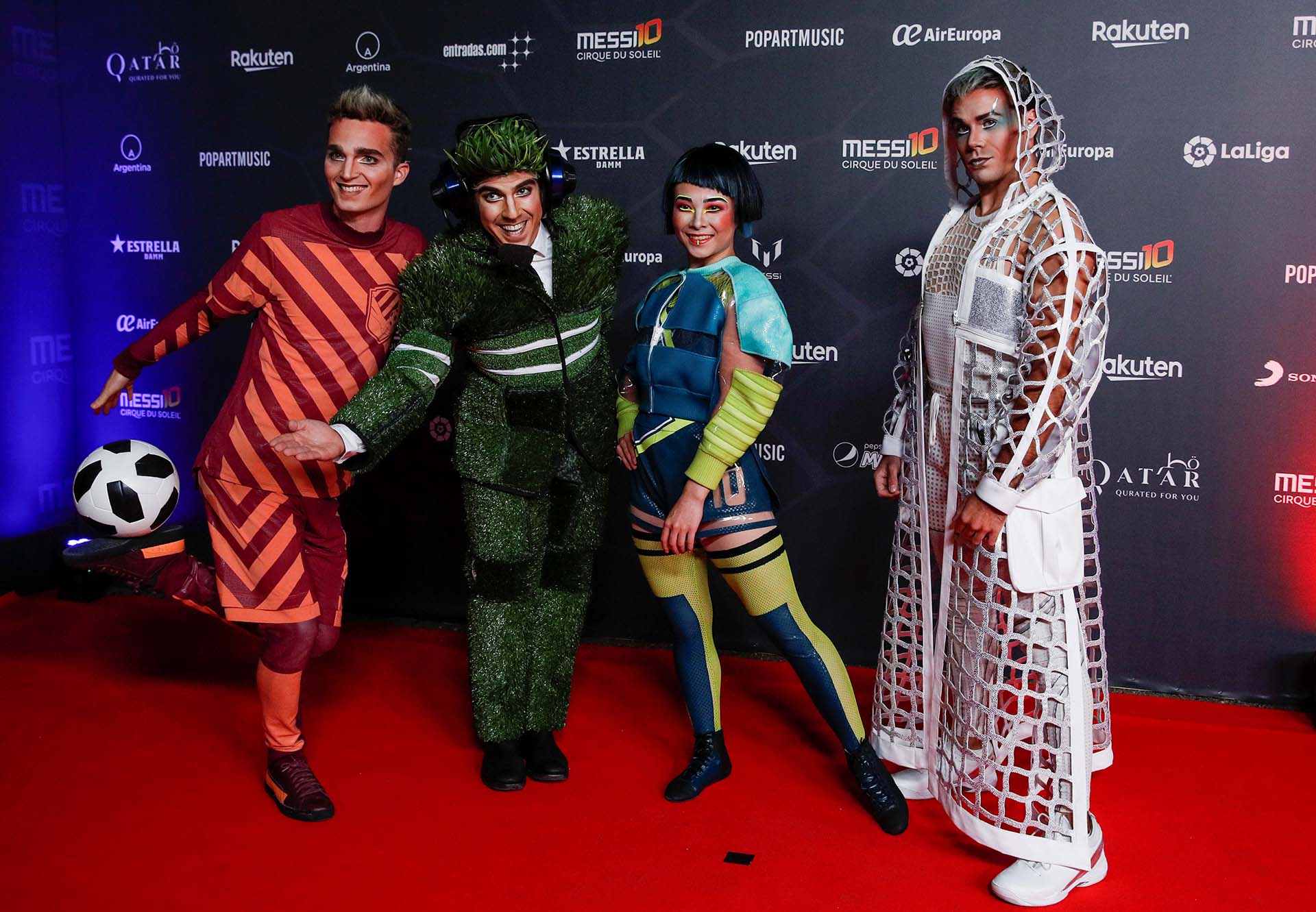 Artistas del Cirque du Soleil posando en la premiere de