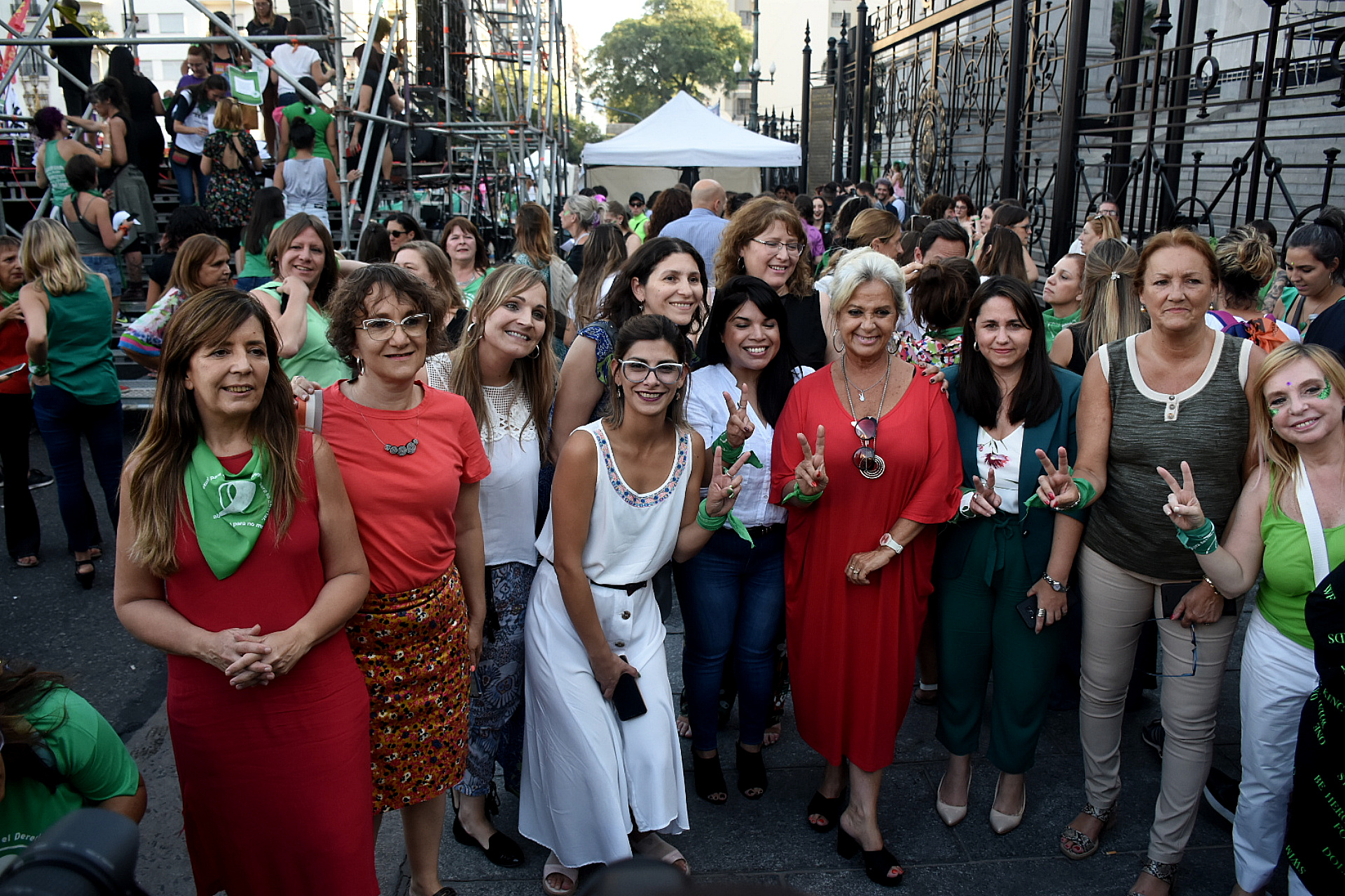 Las legisladoras que respaldan el proyecto de aborto legal se sumaron a la manifestación