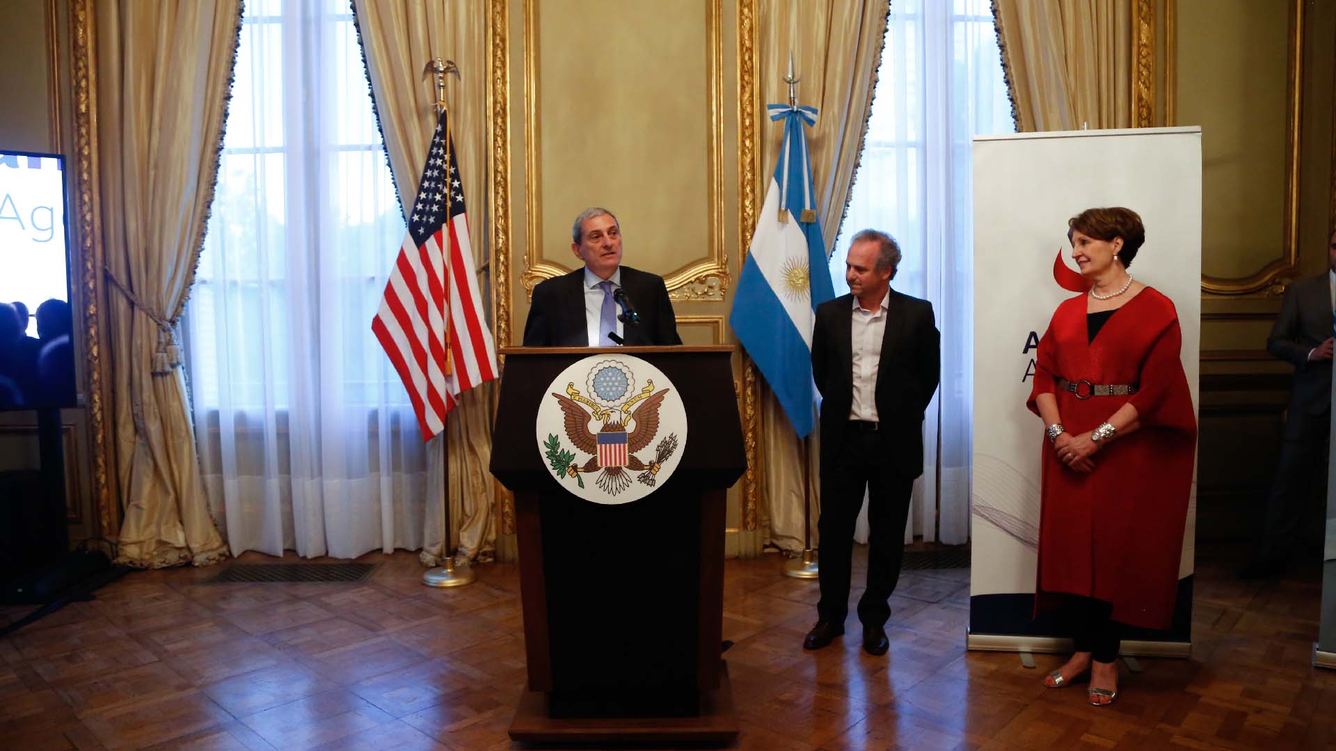 El discurso de Alejandro Díaz, CEO de AmCham Argentina. Durante el evento, se repasaron los grandes hitos de la institución durante 2019: la segunda edición del AmCham Summit, el lanzamiento del Instituto de Ética y Transparencia, la 21° edición del Premio Ciudadanía Empresaria, la organización de 8 programas de entrenamiento a Estados Unidos, y el desarrollo de las áreas de Innovación, Trade and Investment, AmCham Jóven y Comunicación