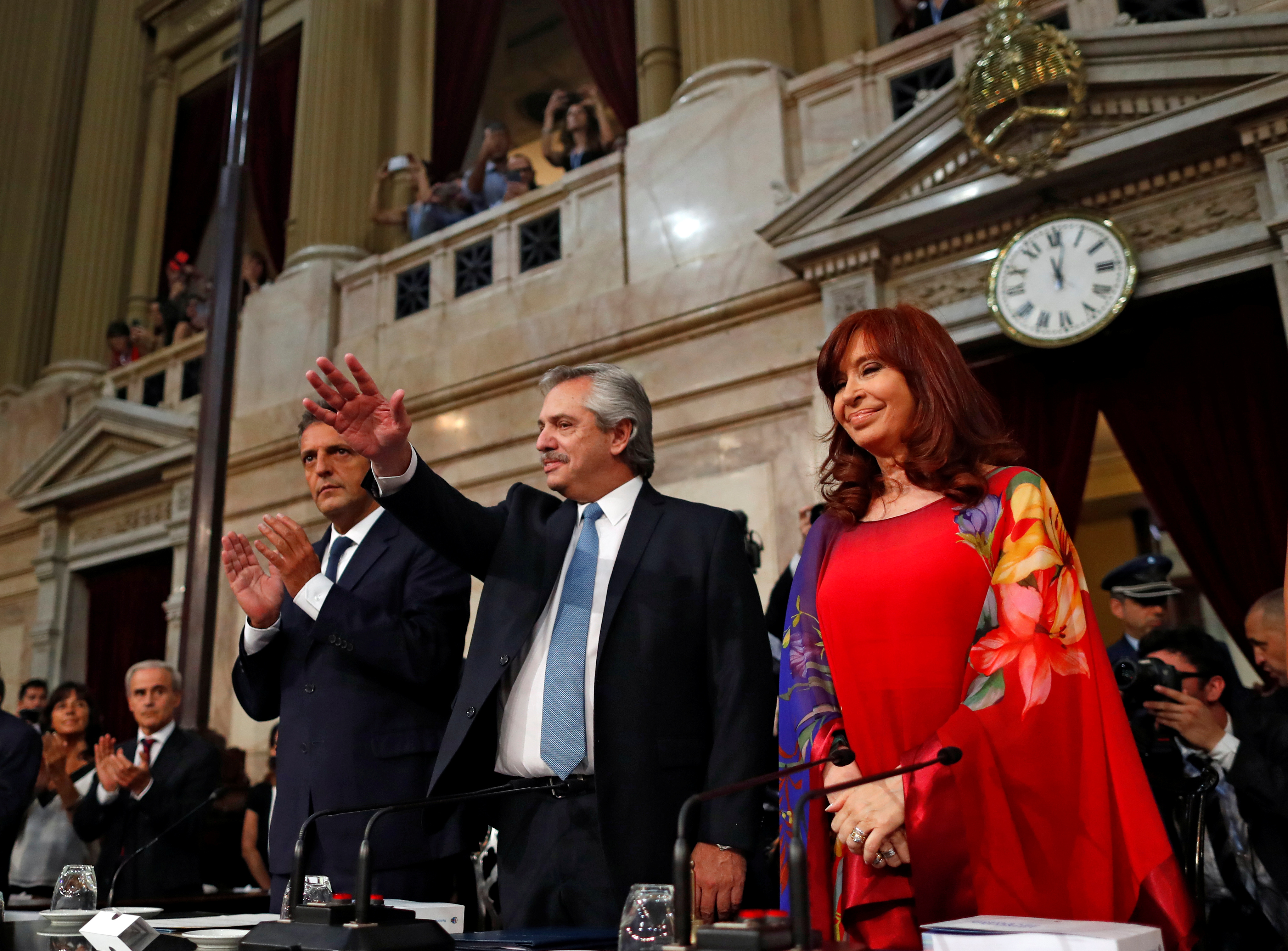 La apuesta de Cristina Fernández por un atuendo de varios tonos y estampas logró convertirse en el centro de todas las miradas. Su elección de maquillaje y cabello se mantuvieron dentro del estilo que ya es parte de su marca registrada, incluso en este caso donde el cabello cubre en parte la estampa sobre el hombro