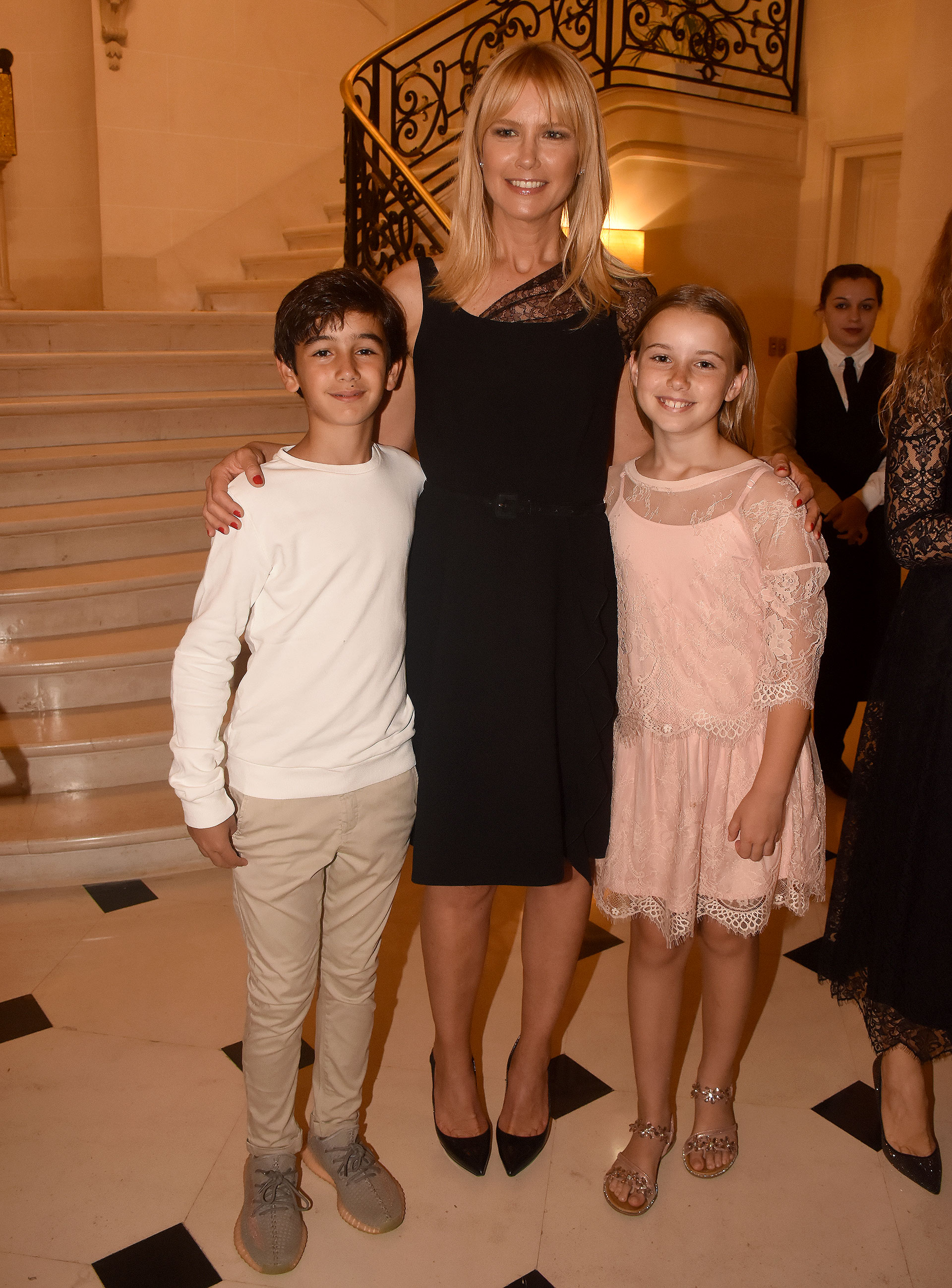 Valeria Mazza y su hija Taína junto a Federico Manzo, hijo menor del embajador italiano