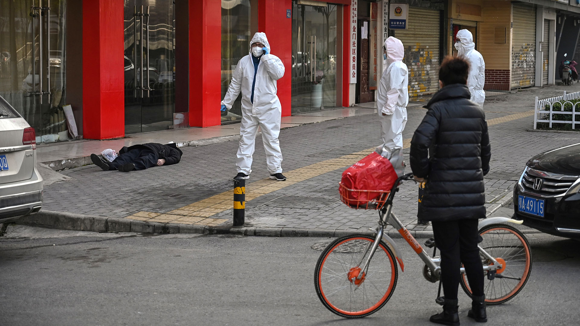 Una curiosa observa la dramática escena (Héctor RETAMAL / AFP)