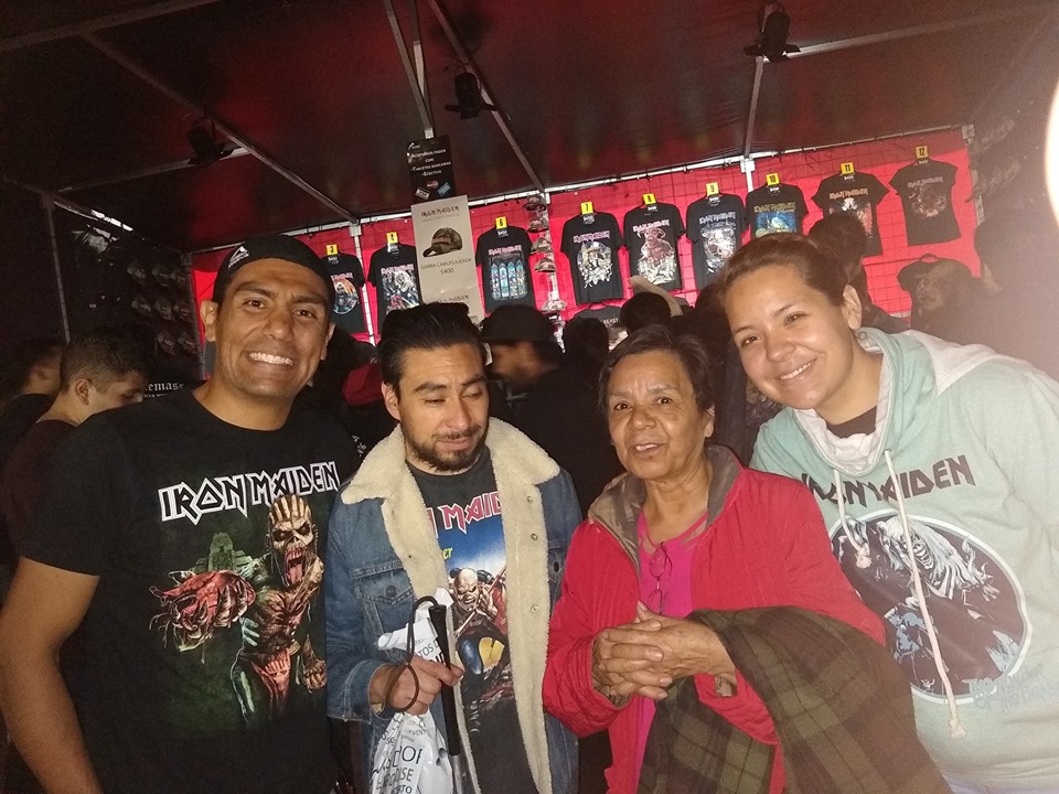 El usuario de Facebook contó que se acercó a la madre y su hijo cuando compraban una playera en la salida del concierto (Foto: Facebook)