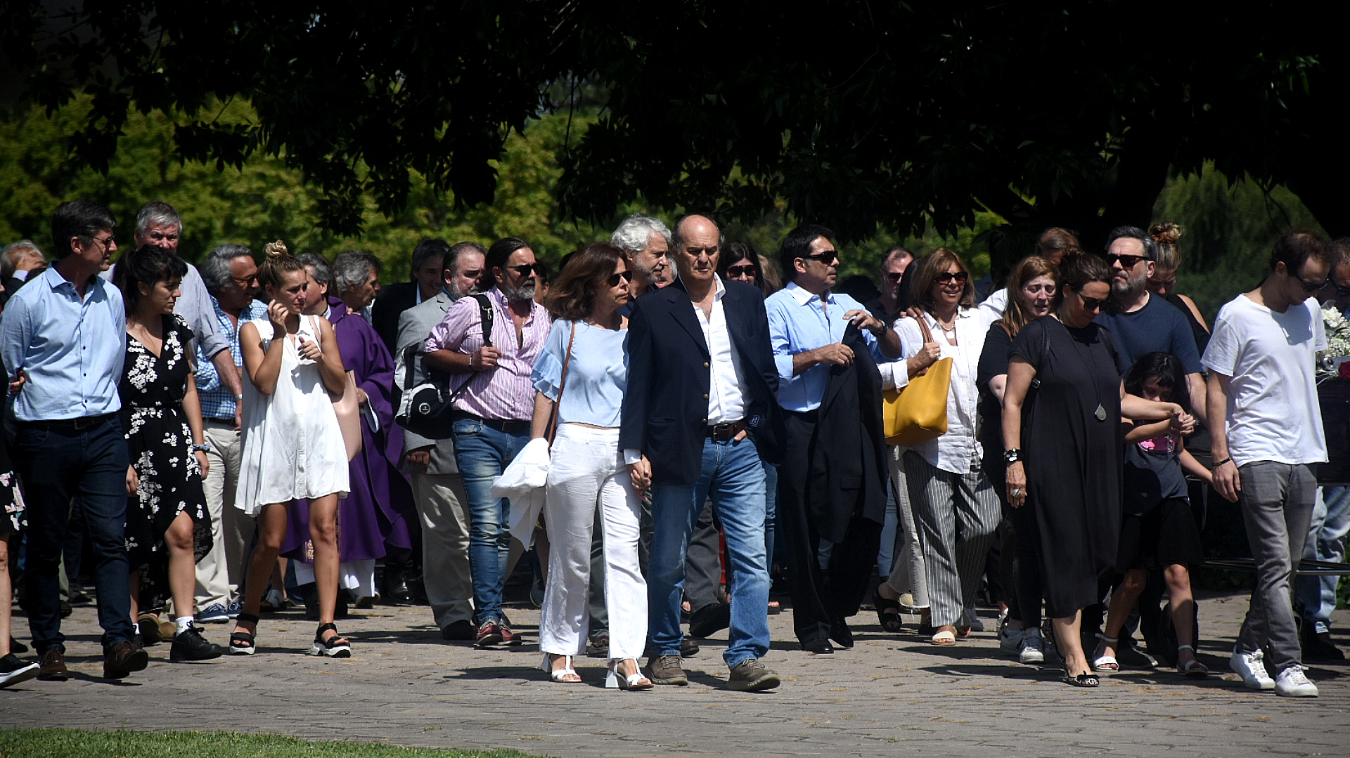 Amigos, familiares y colegas se acercaron al Jardín de Paz para despedir a Saravia