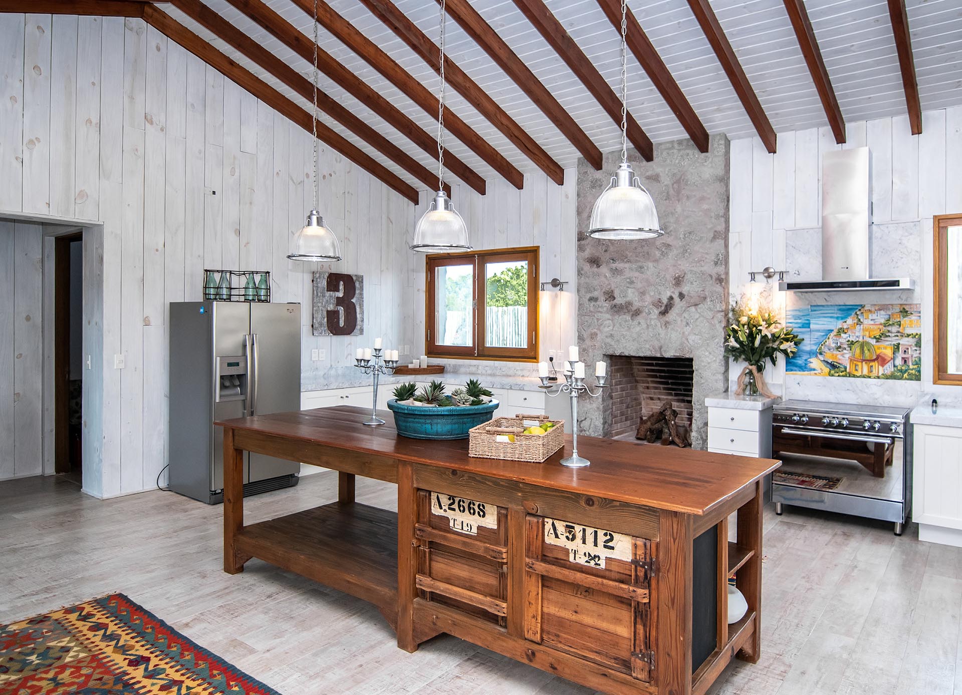 La casa de Susana Giménez tiene una gran mesa de comedor y, también, con un patio privado con parrilla, para disfrutar de una experiencia gastronómica al aire libre