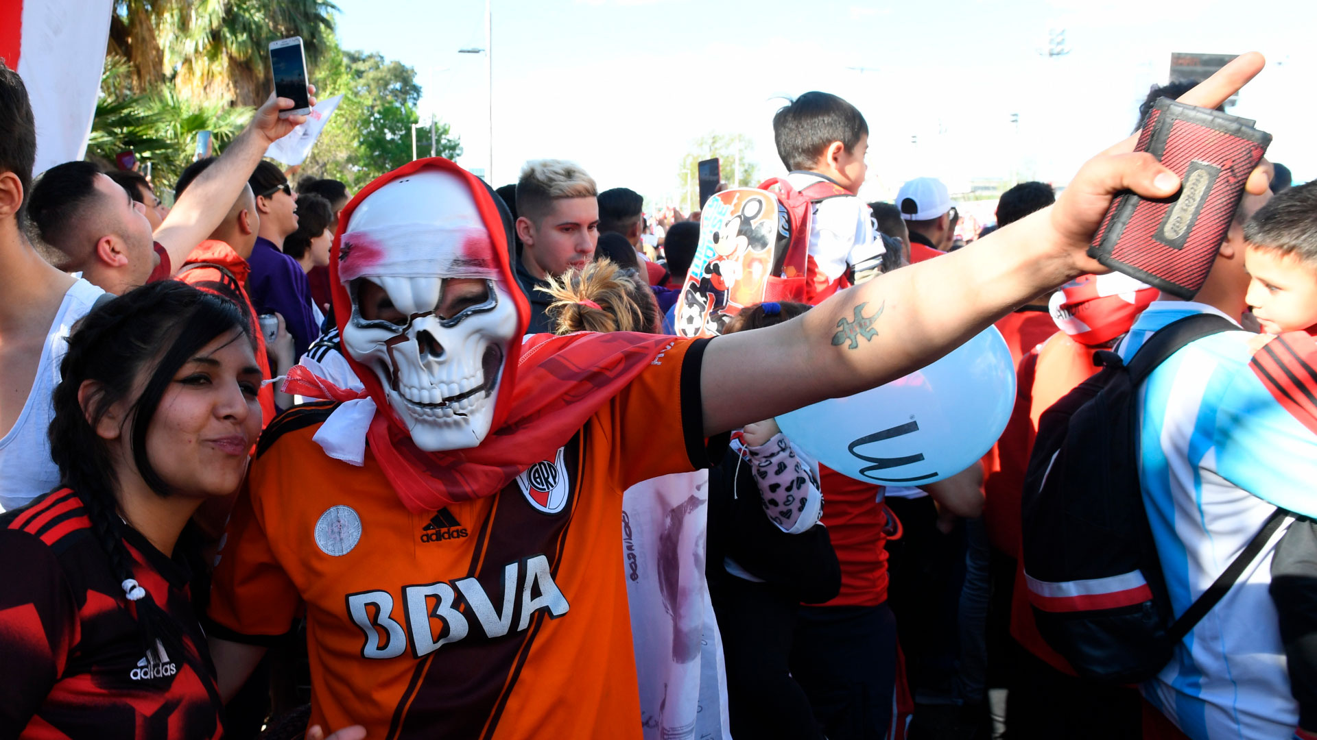 Los hinchas fueron convocados por la comisión del hincha para despedir al equipo