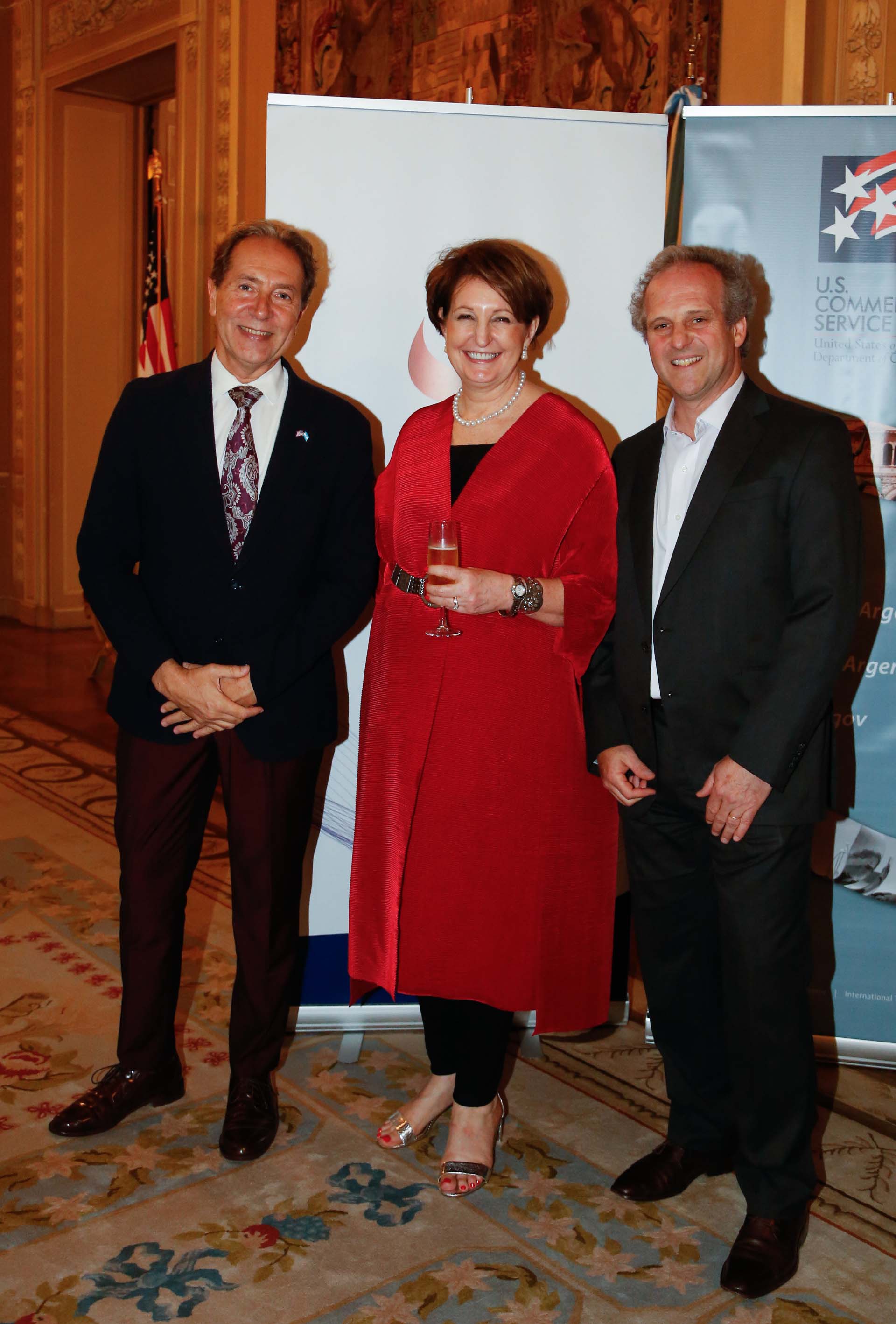 Gustavo D'Amuri, presidente de CCI Consultores de Comercio, junto a MaryKay Carlson y Roberto Alexander