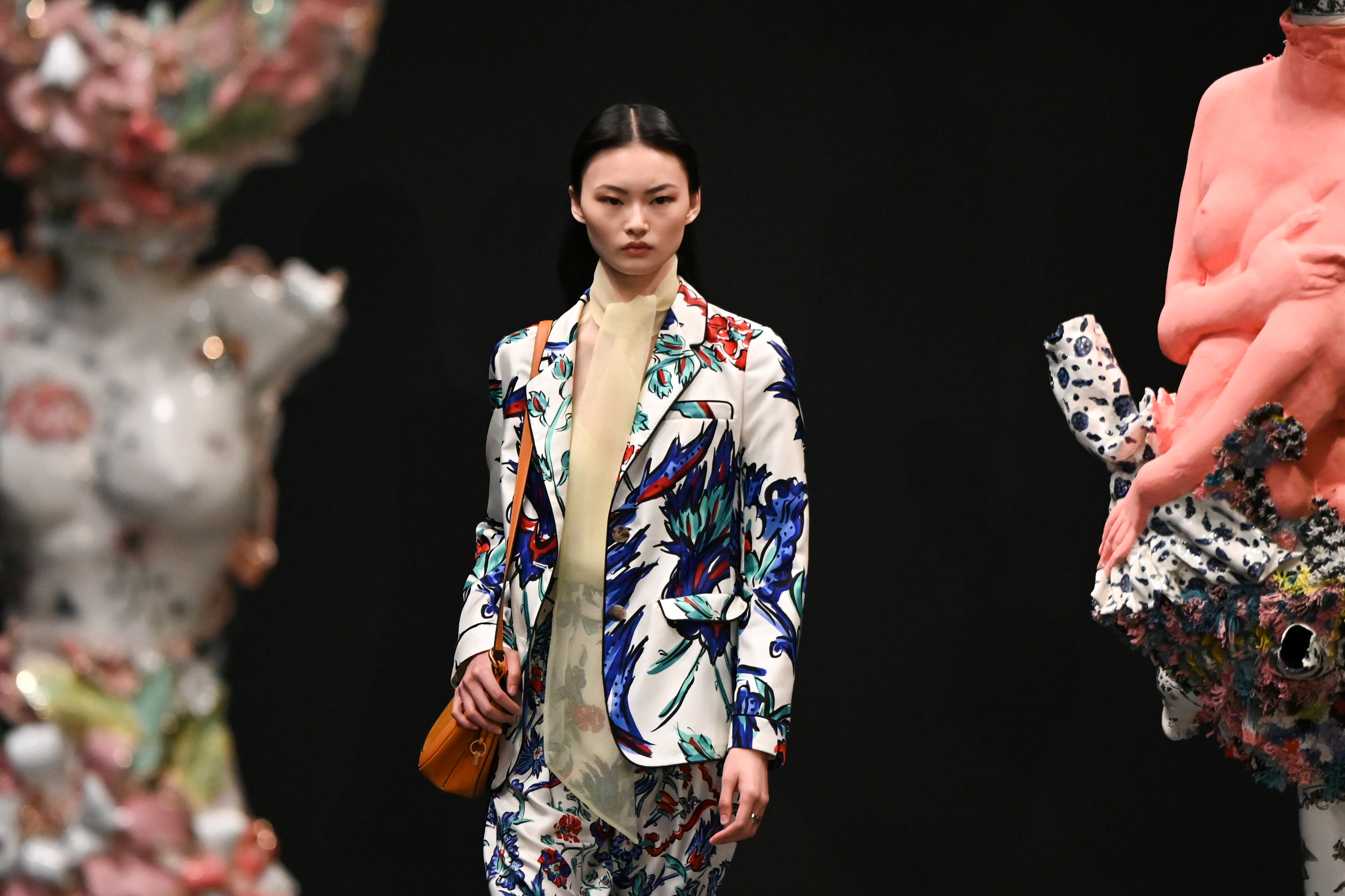 El estampado de flores, a pesar de ser un estampado típico de la primavera y el verano también fue protagonista de la pasarela impactante del show de Tory Burch