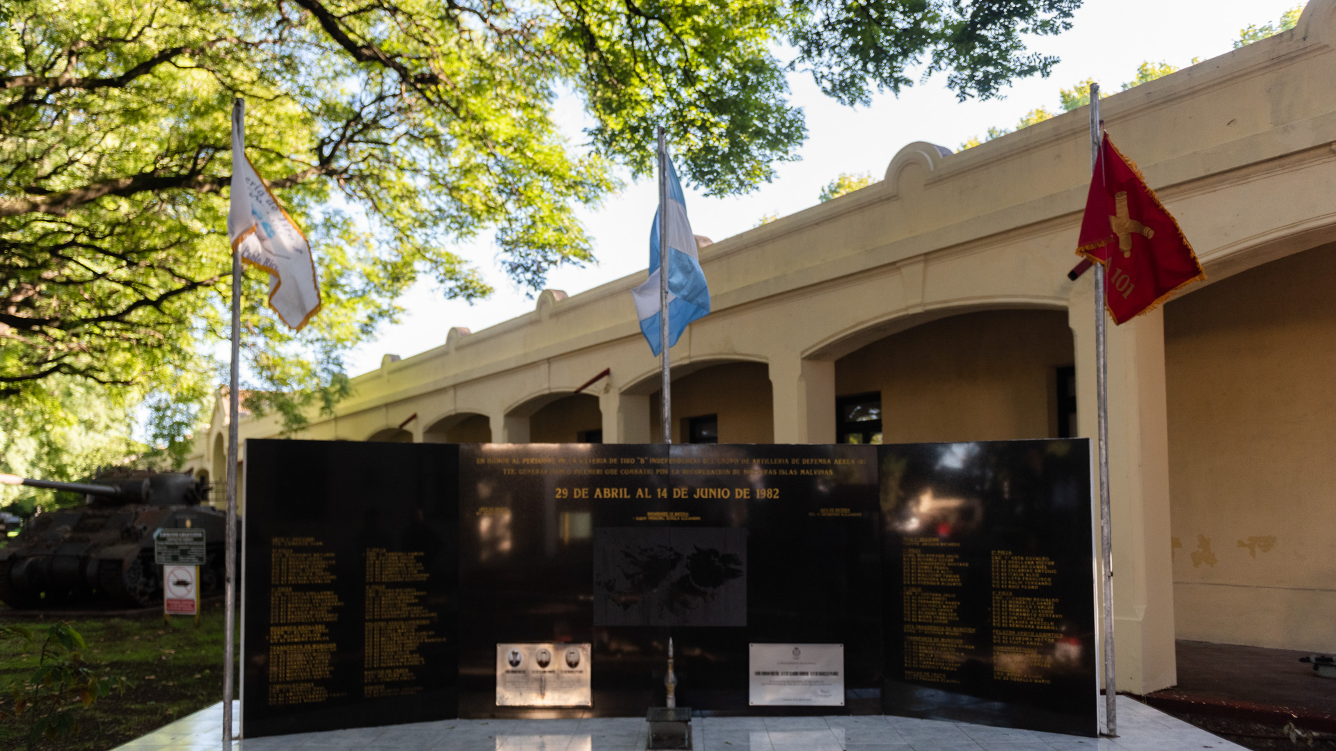 Monumento a Malvinas en el ingreso al predio del Museo del Ejército Argentino en los