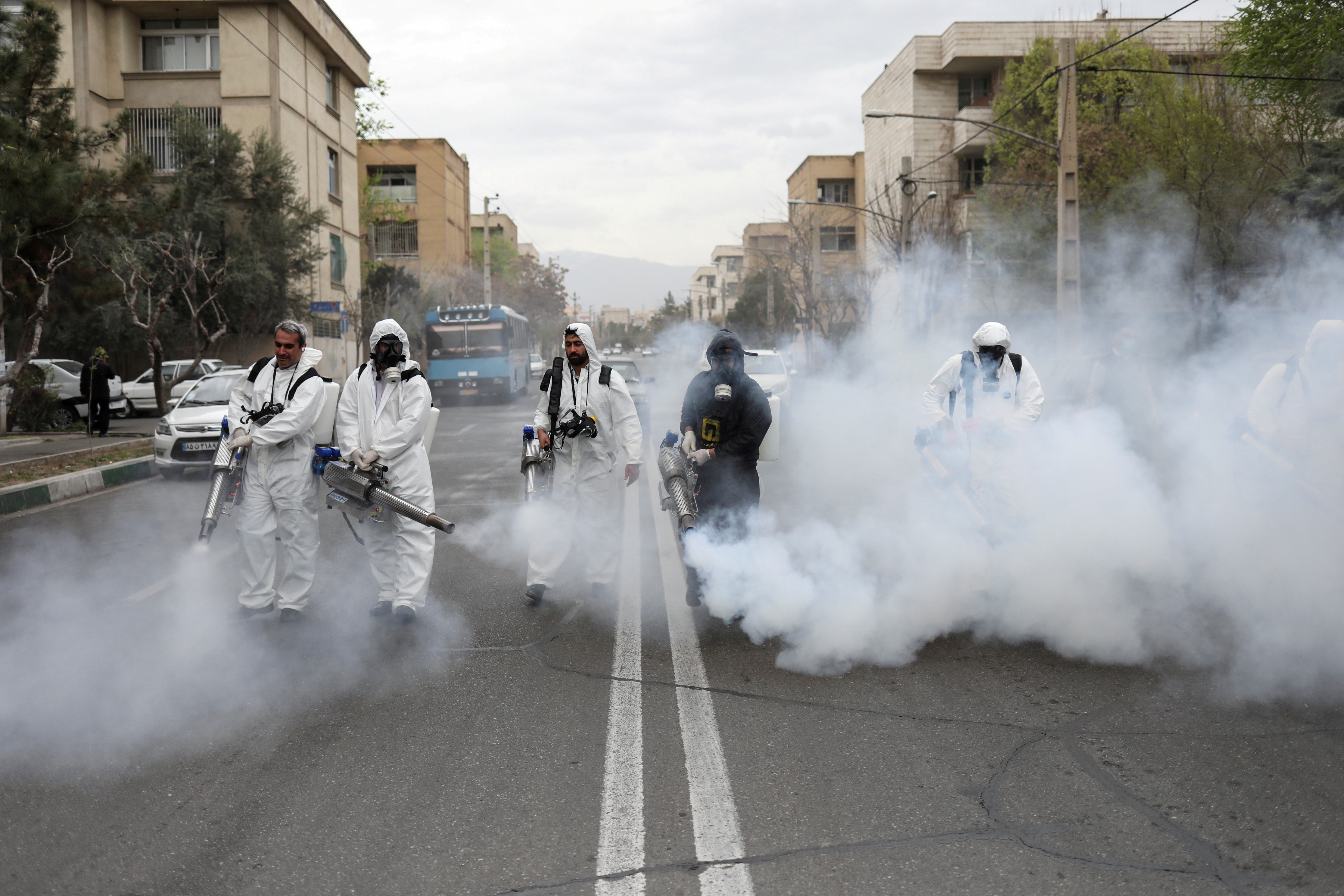Trabajadores desinfectan las calles de Teherán, Irán (REUTERS)
