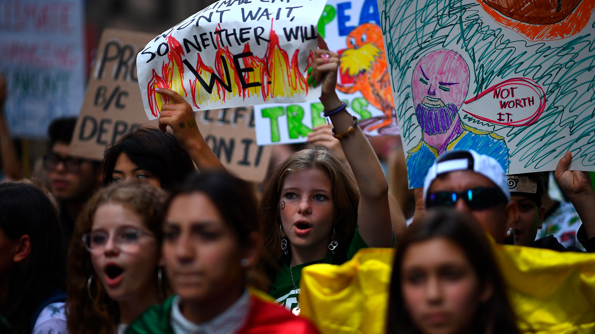 Jóvenes protestan en Nueva York durante la cumbre del clima en Naciones Unidas (AFP)