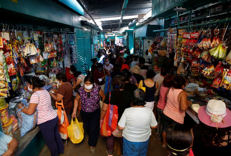 Mujeres compran en un mercado, Lima, Perú, 7 abril 2020.
REUTERS/Sebastian Castañeda.
NO USAR PARA REVENTAS NI ARCHIVOS