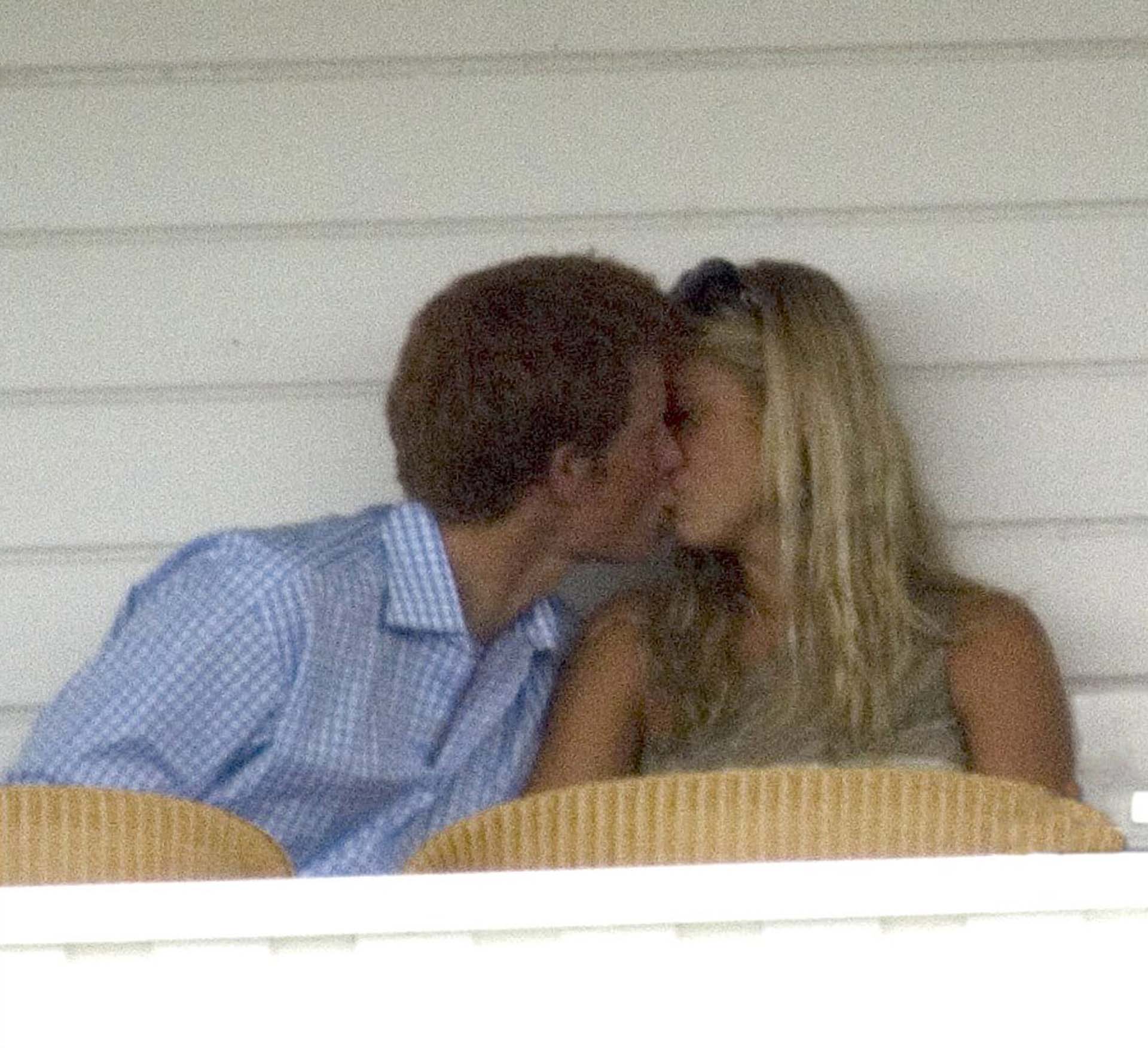 El príncipe Harry y Chelsy Davy en 2006 (Shutterstock)