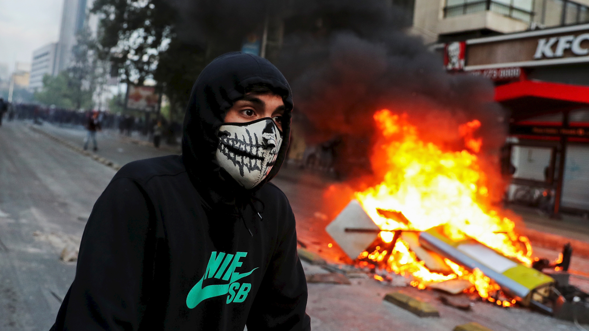Las protestas estudiantiles en Santiago se extendieron y radicalizaron en pocos días, abarcando a diversos sectores sociales y empujando al presidente Sebastián Piñera a declarar un toque de queda en varias partes del país.