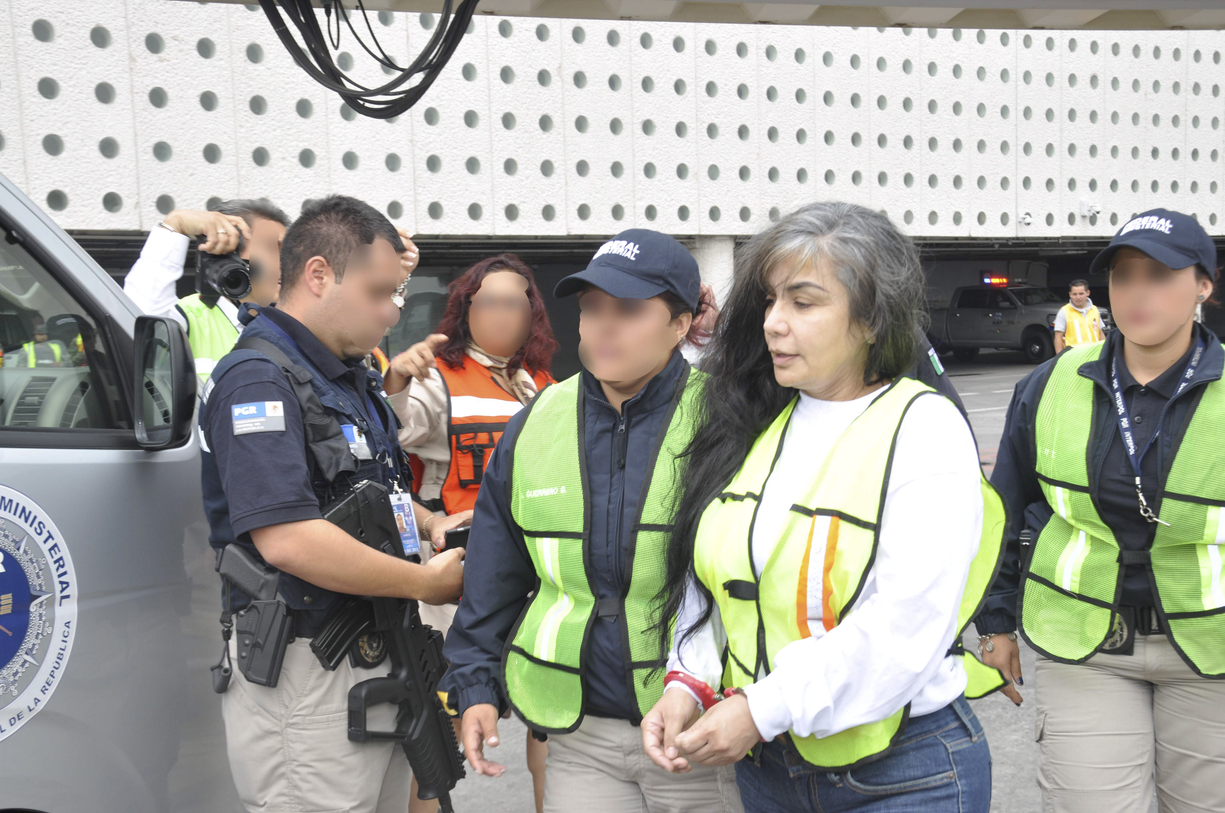 Sandra Ávila Beltrán, conocida como “La Reina del Pacífico” durante su extradición a EEUU en 2012 (Foto: Cuartoscuro)