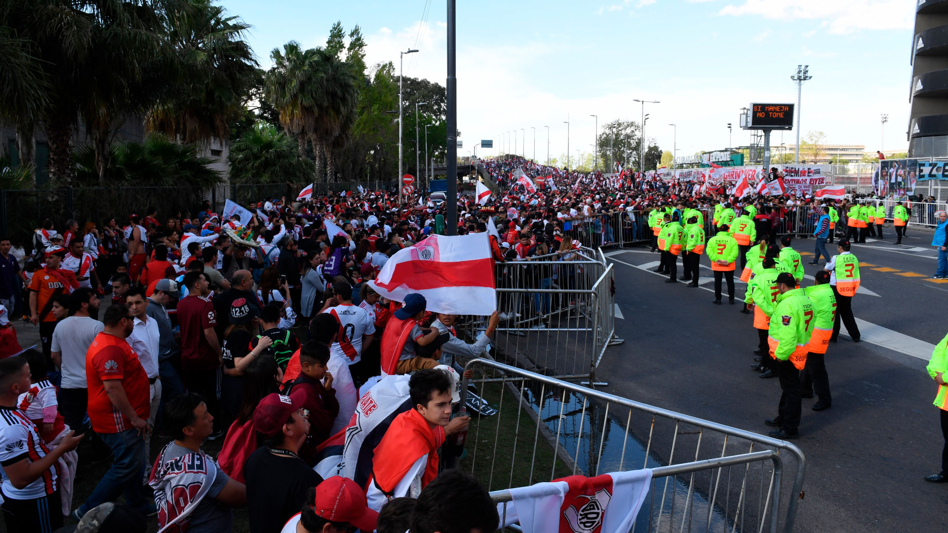 A partir de las 17, el público de River se fue acercando a las inmediaciones del Monumental 