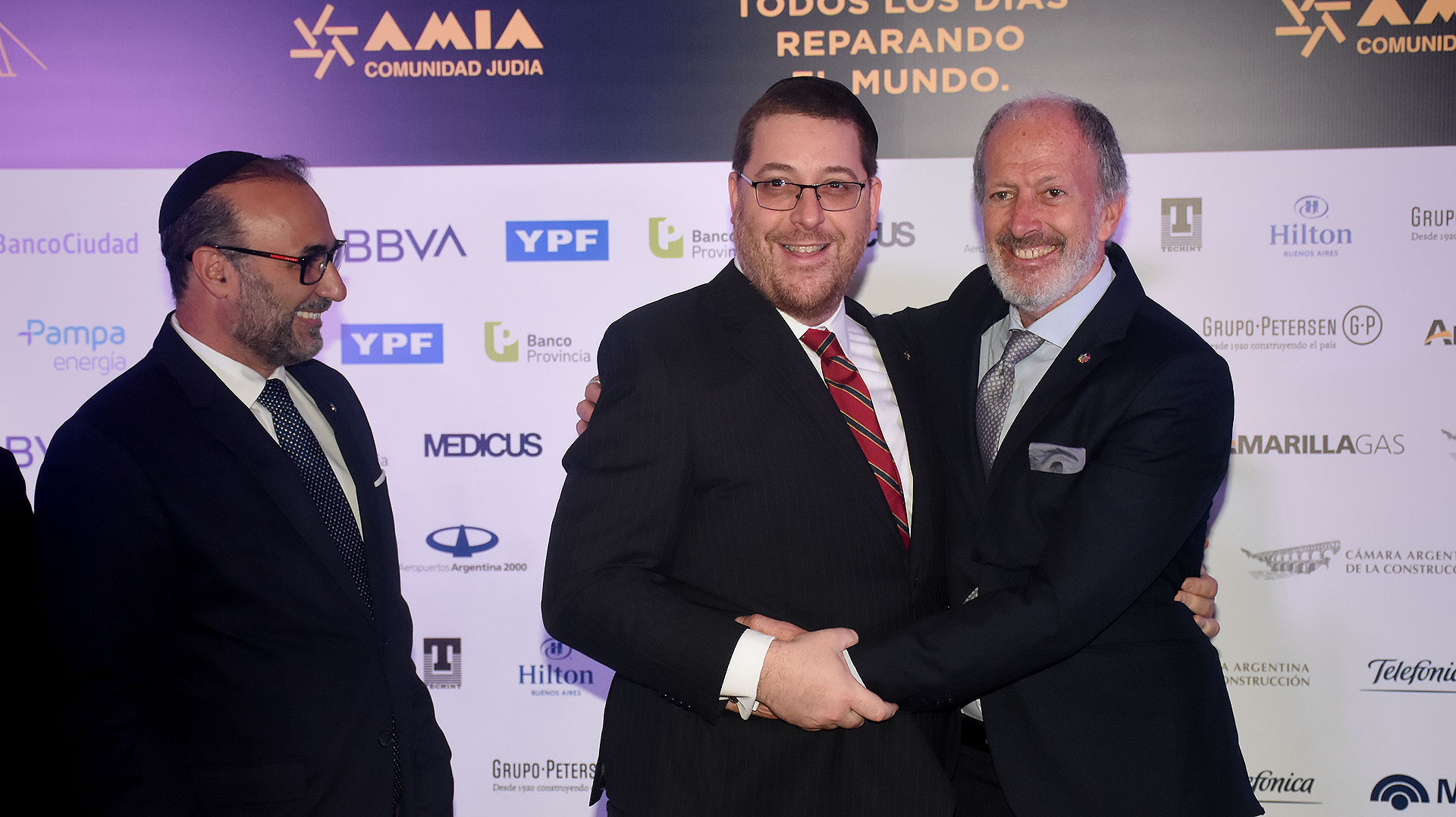 El saludo entre el presidente de la AMIA, Ariel Eichbaum, y el presidente de la DAIA, Jorge Knoblovits