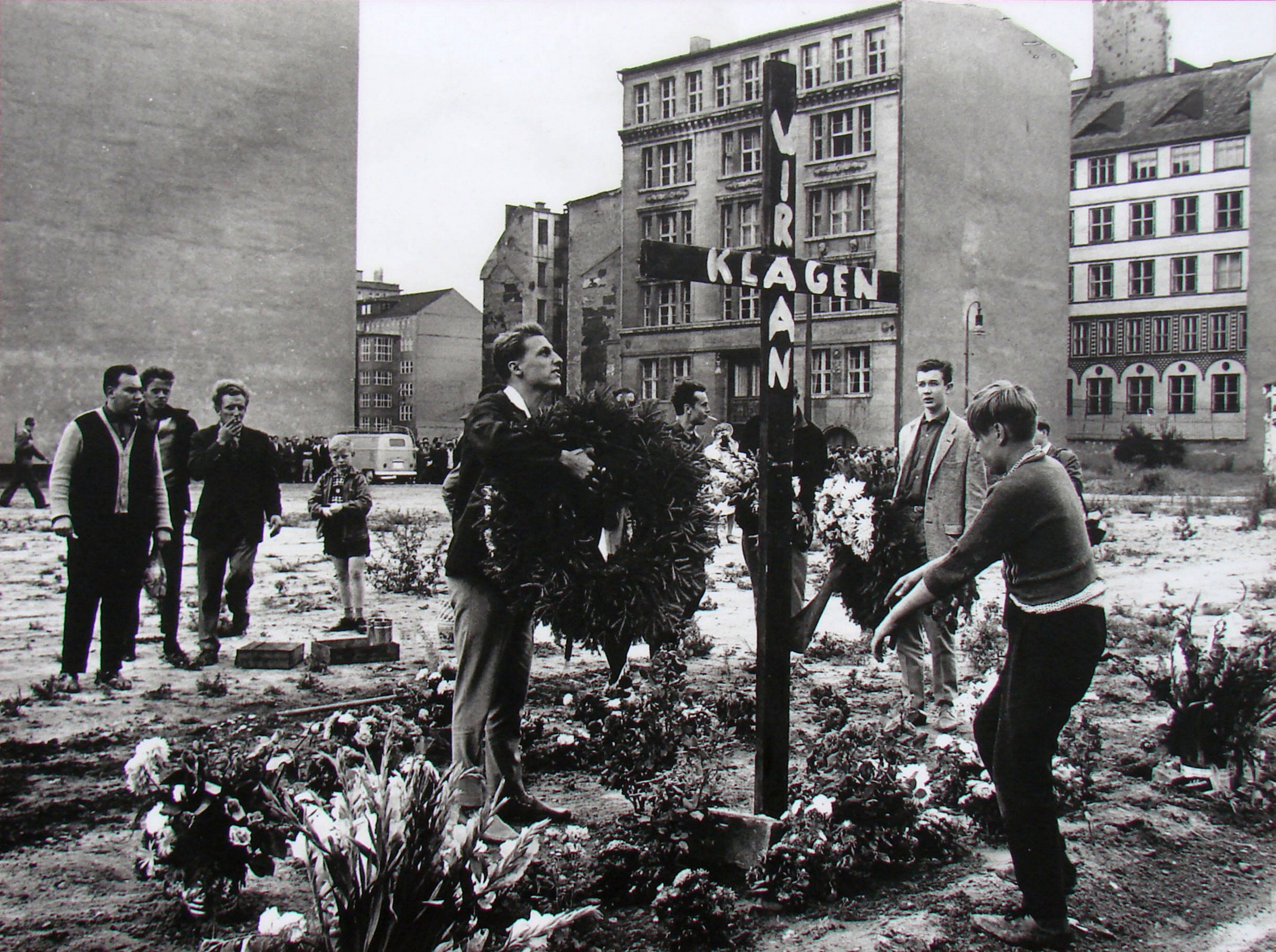 Un homenaje a Peter Fechter, el obrero de Alemania Oriental que fue acribillado mientras intentaba trepar el muro para escapar en 1962