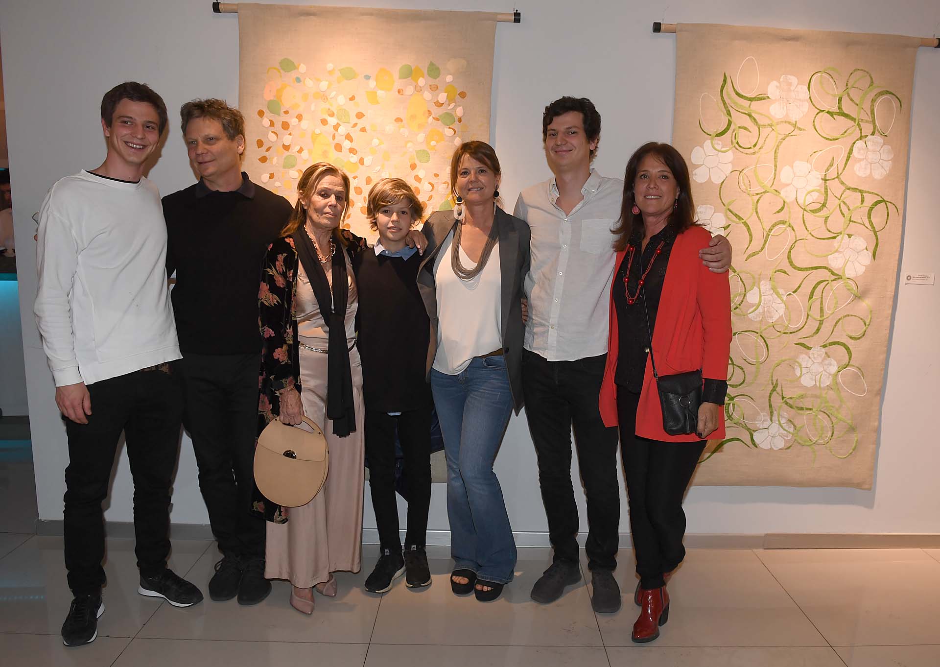 En familia: Jacinta Grondona junto a su marido, Ernesto Van Peborgh; su madre Elena Lynch de Grondona, su hermana María y sus hijos Delfín Theo y Joaquín