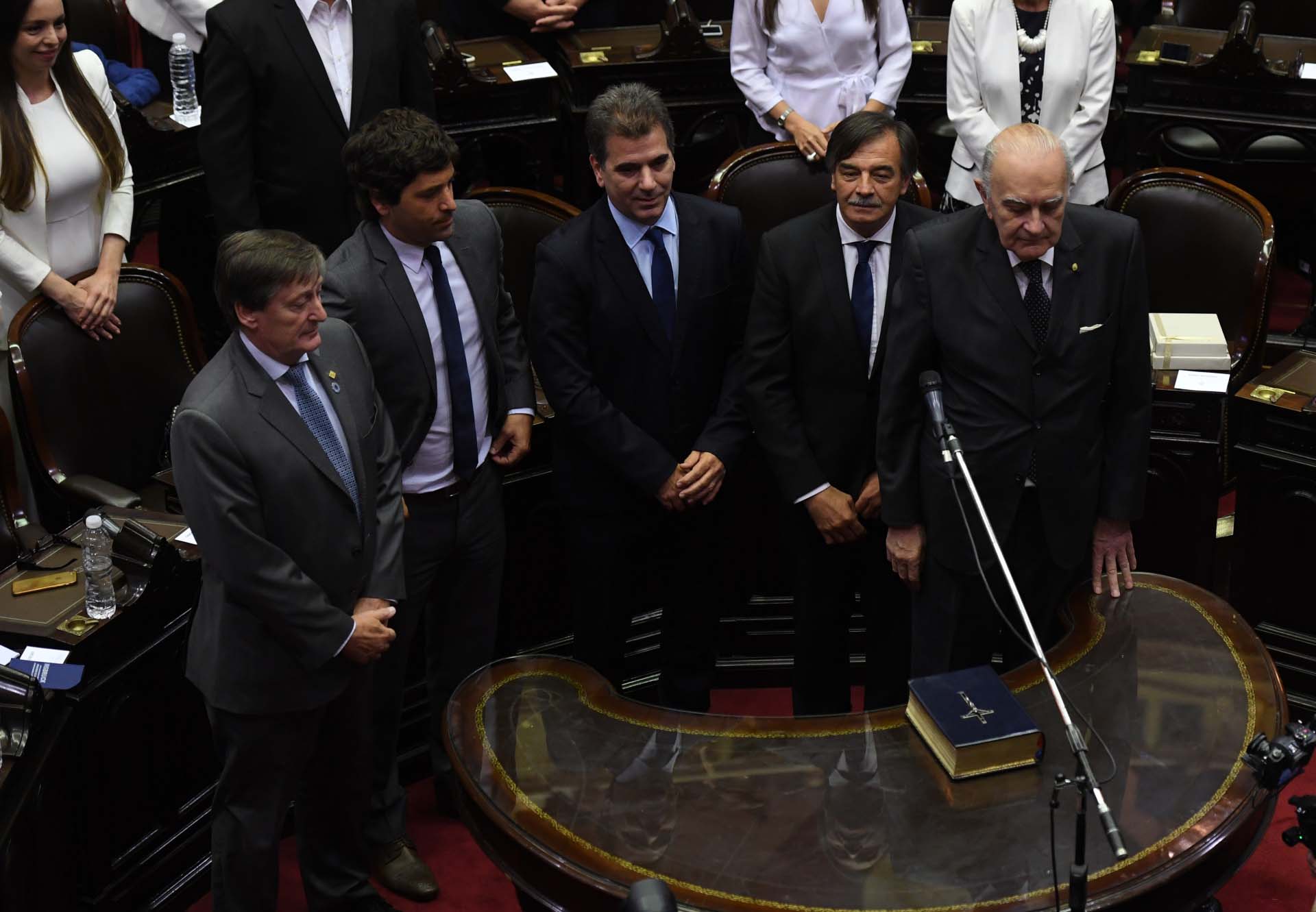 Cristian Ritondo será el presidente del bloque del PRO. A su izquierda, el radical Miguel Bazze y Alberto Asseff