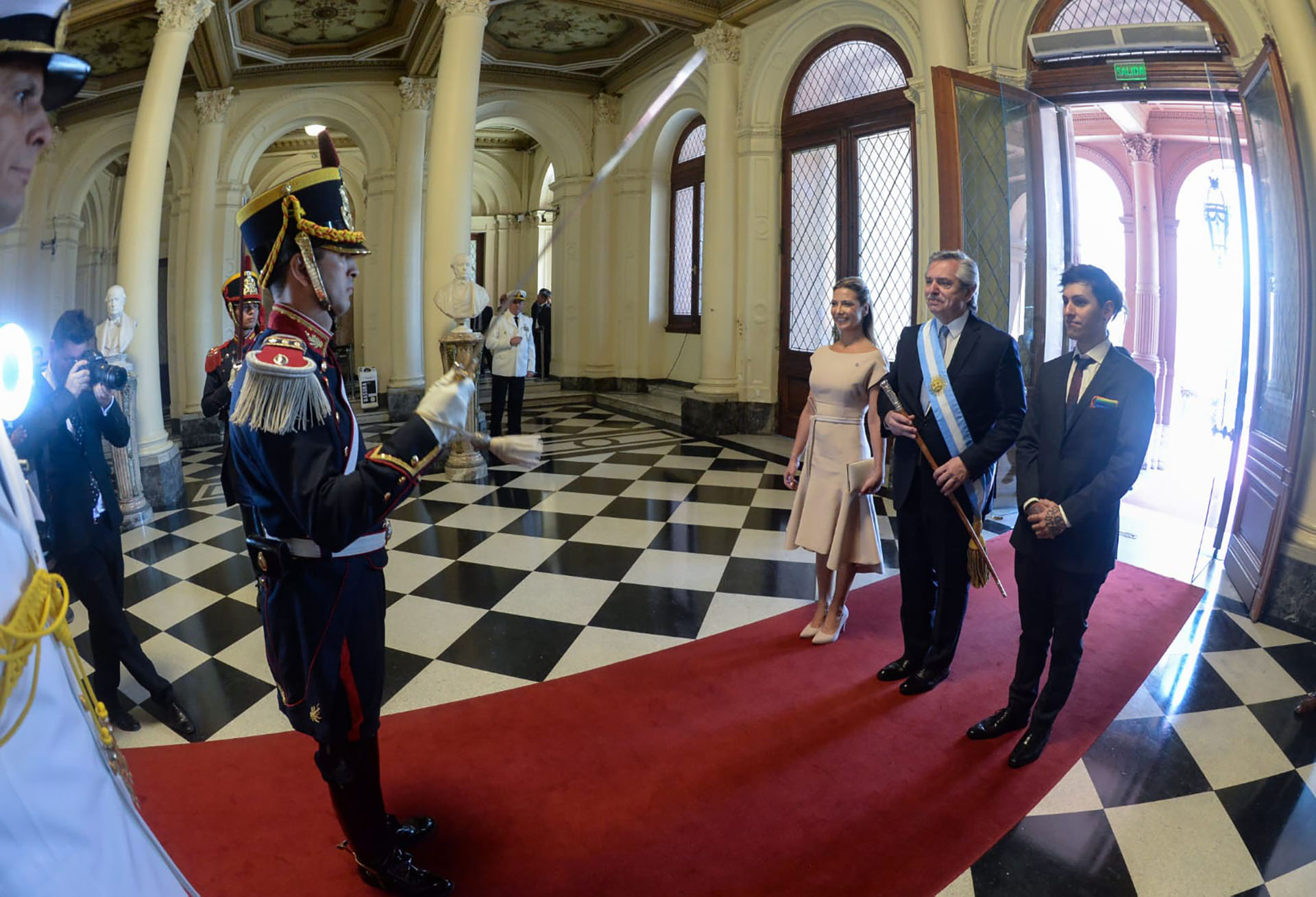 La familia presidencial fue recibida por los Granaderos en la Casa Rosada
