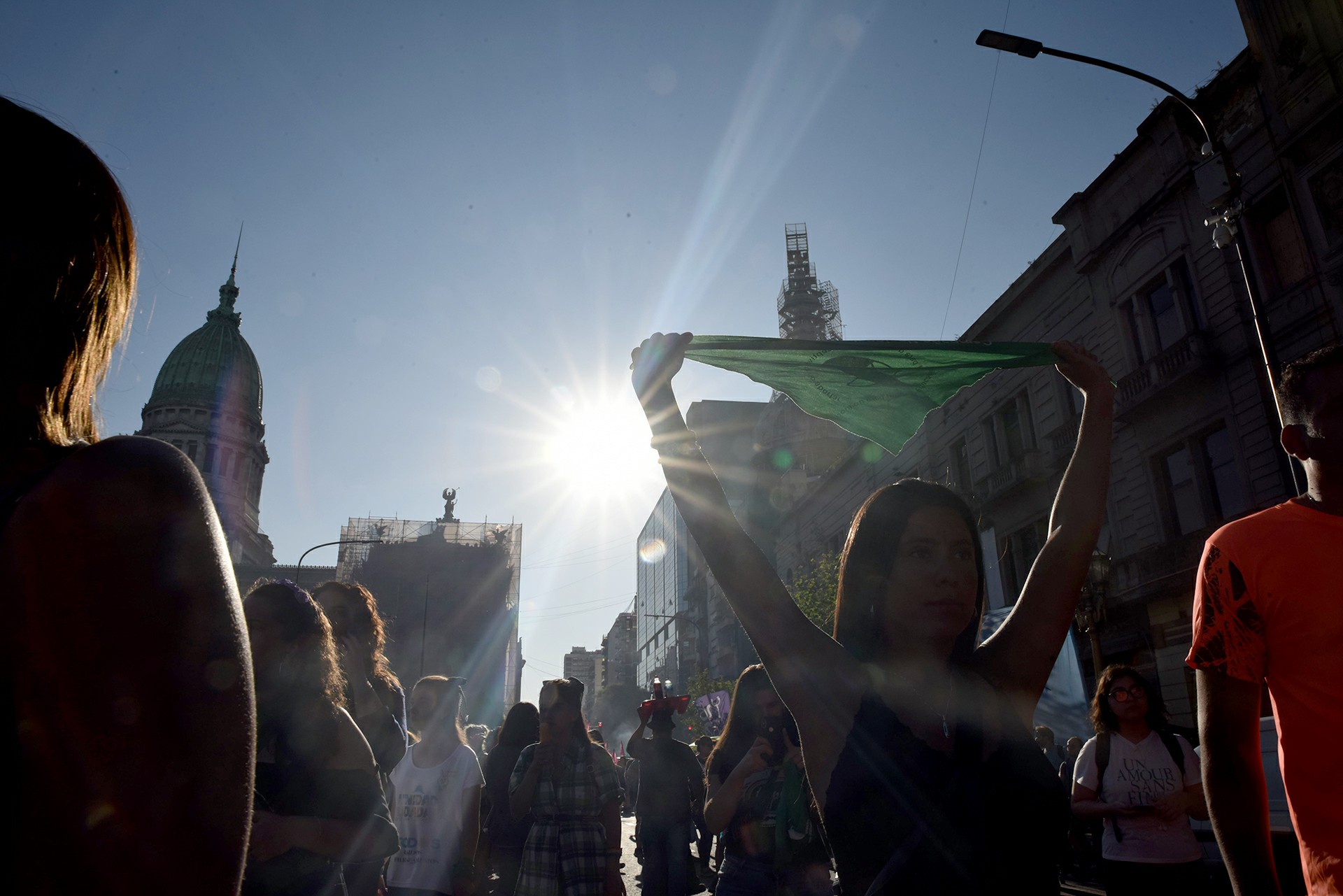 Miles de mujeres llevaron carteles y pañuelos con consignas a favor del aborto