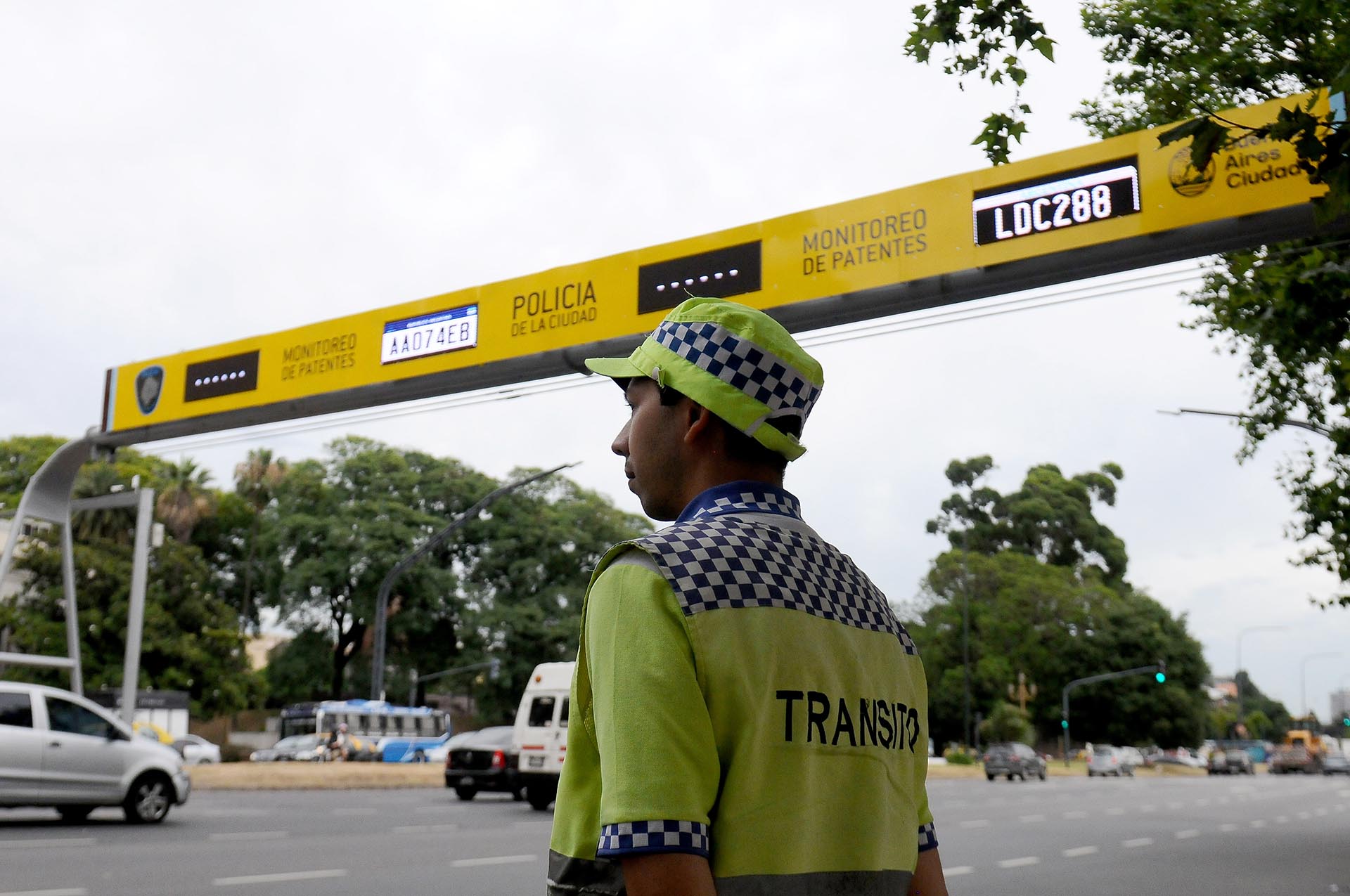 Un agente de tránsito, en uno de los accesos a la ciudad de Buenos Aires