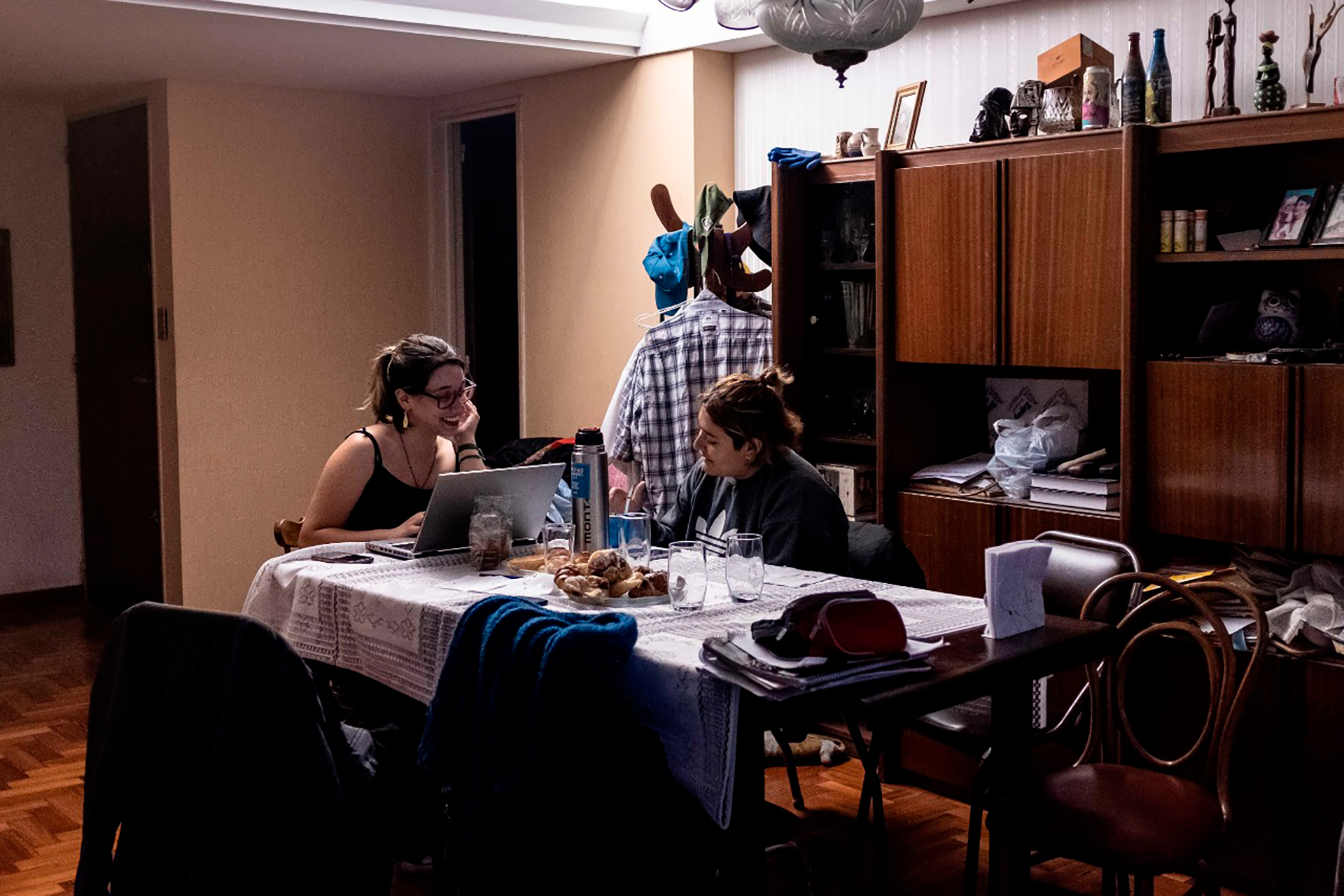 Mira y Sánchez en la casa de Mira en Buenos Aires.