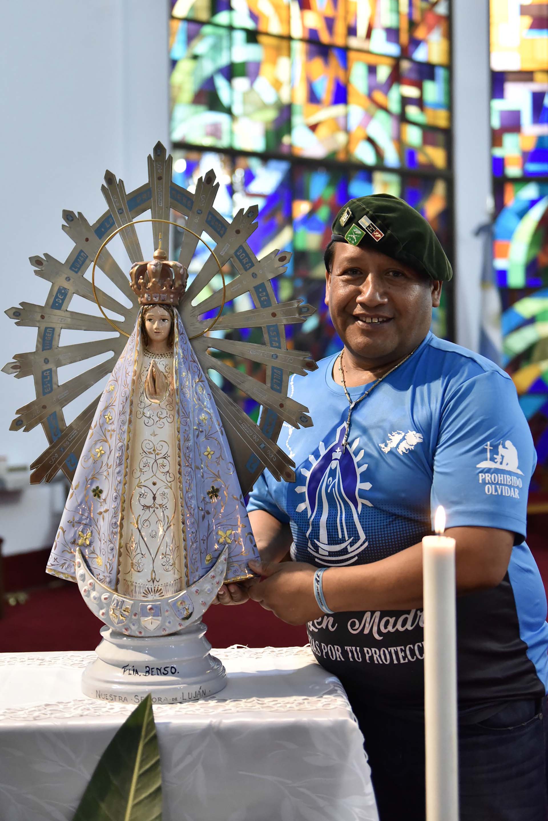 La imagen llegó a la sala Malvinas Argentinas del Aeropuerto de Ezeiza en manos de Monseñor Santiago Olivera y custodiada de cerca por dos veteranos. Uno de ellos fue Jorge Palacios, del Regimiento de Infantería Mecanizado 25, quien fue el encargado de pasear la imagen en peregrinación luego de haber sobrevivido al bombardeo británico del 4 de mayo. Su misión fue traer la Virgen al país