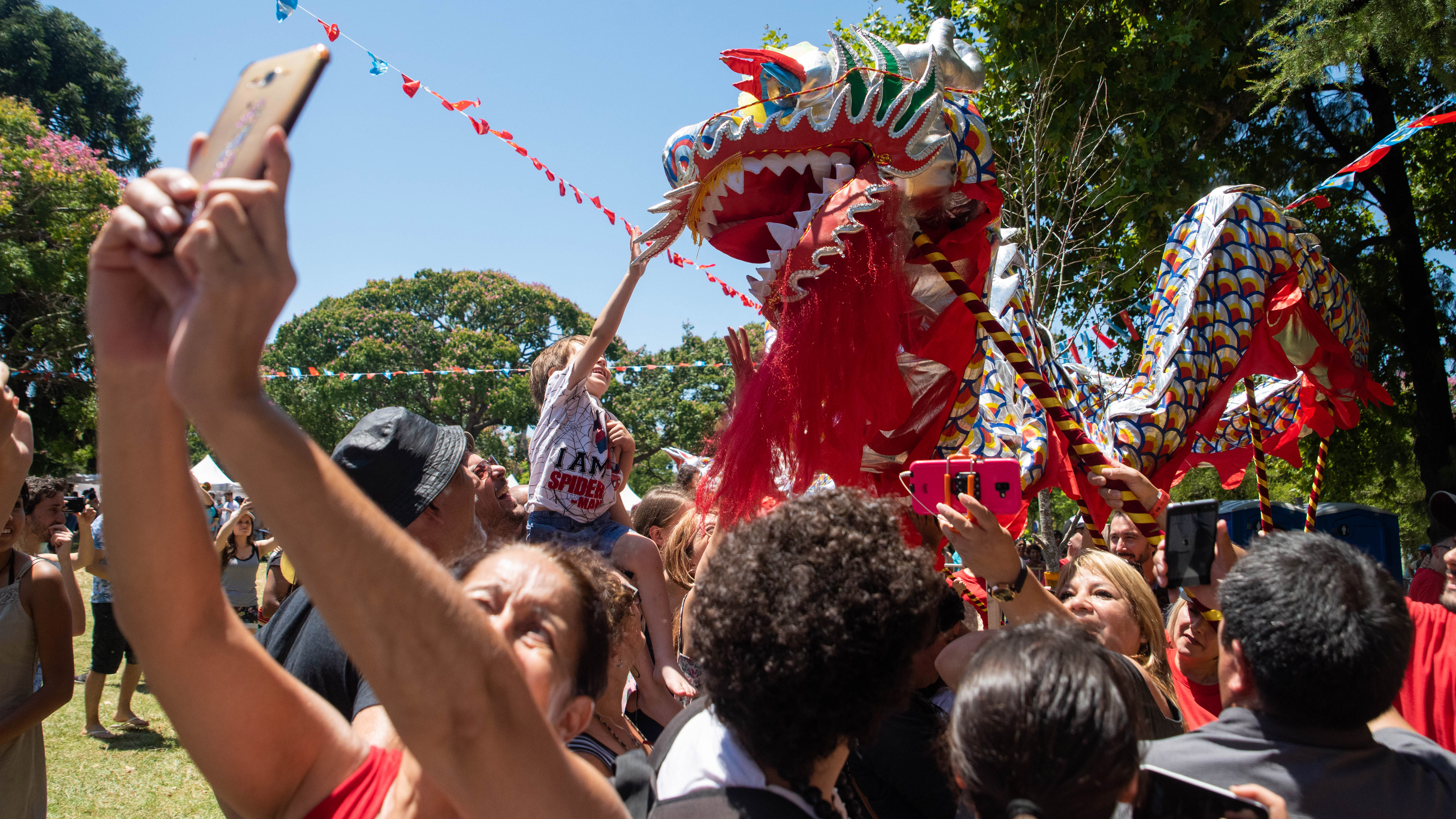 La gente aprovechó para sacarse fotos con el dragón.